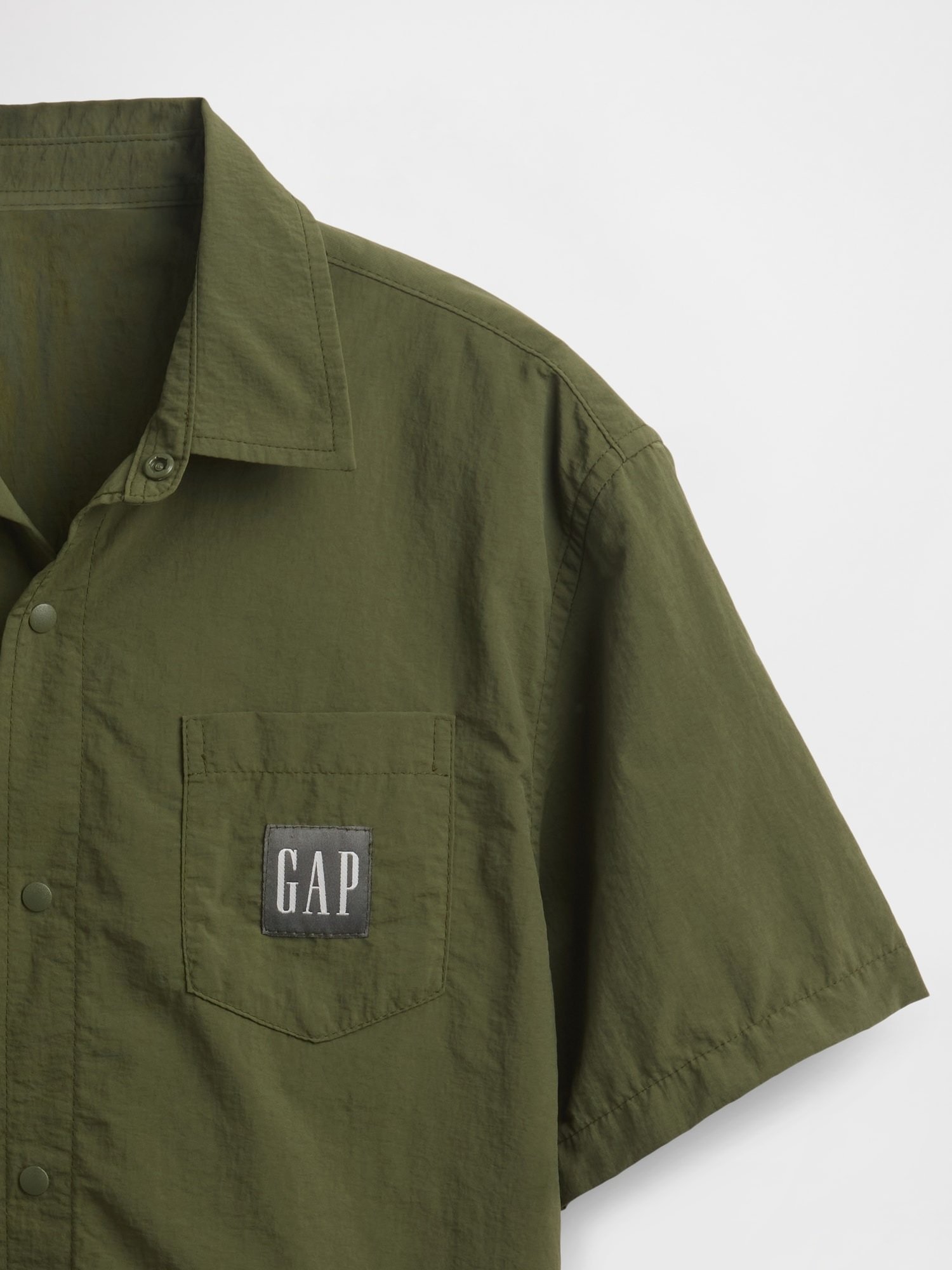 (K) 100% переработанная нейлоновая футболка свободного кроя (детская) GAP, ARMY_JACKET_GREEN — фото 4