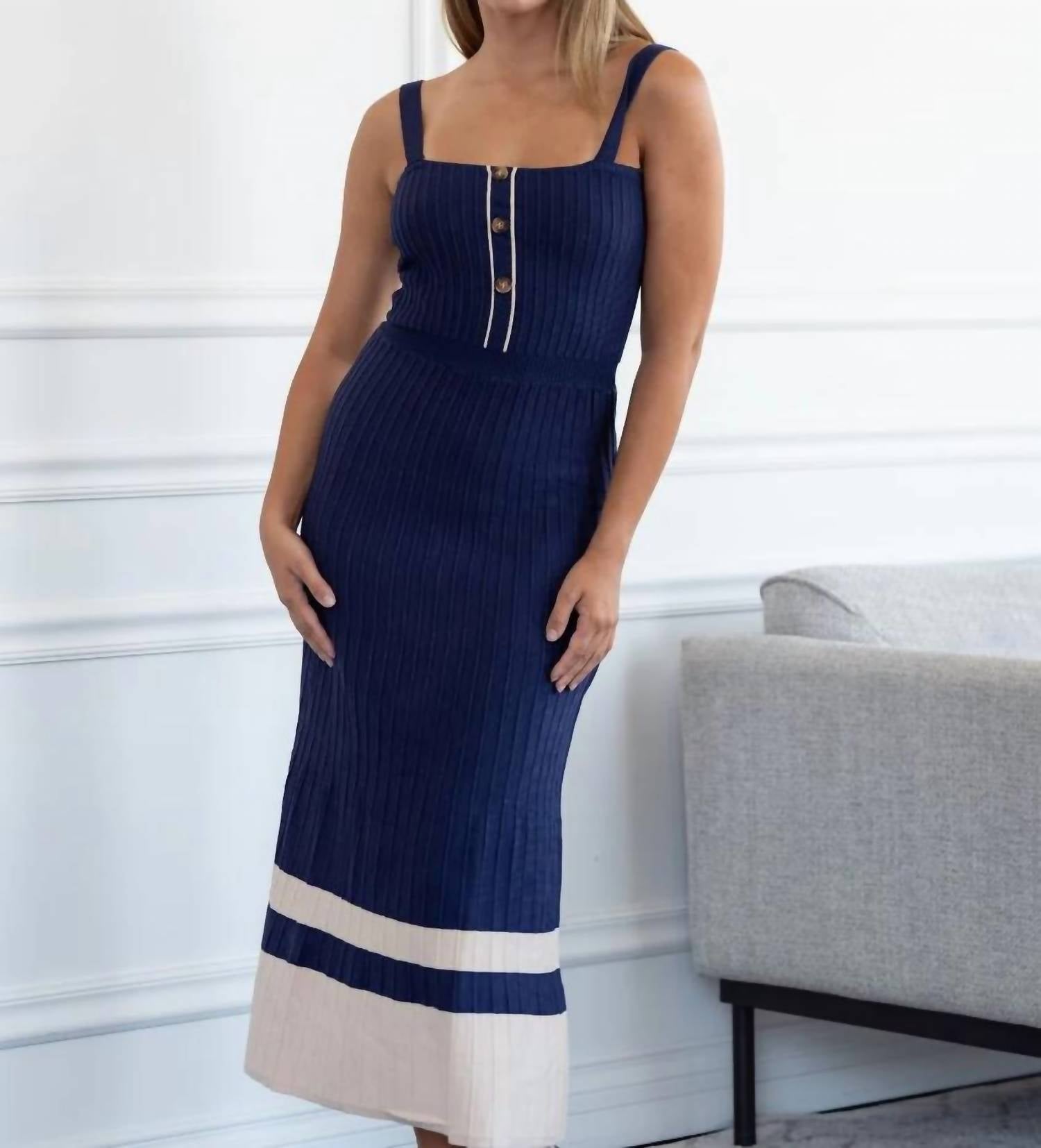 

Виктория вязаное макси-платье в темно-синем цвете One and Only Collective