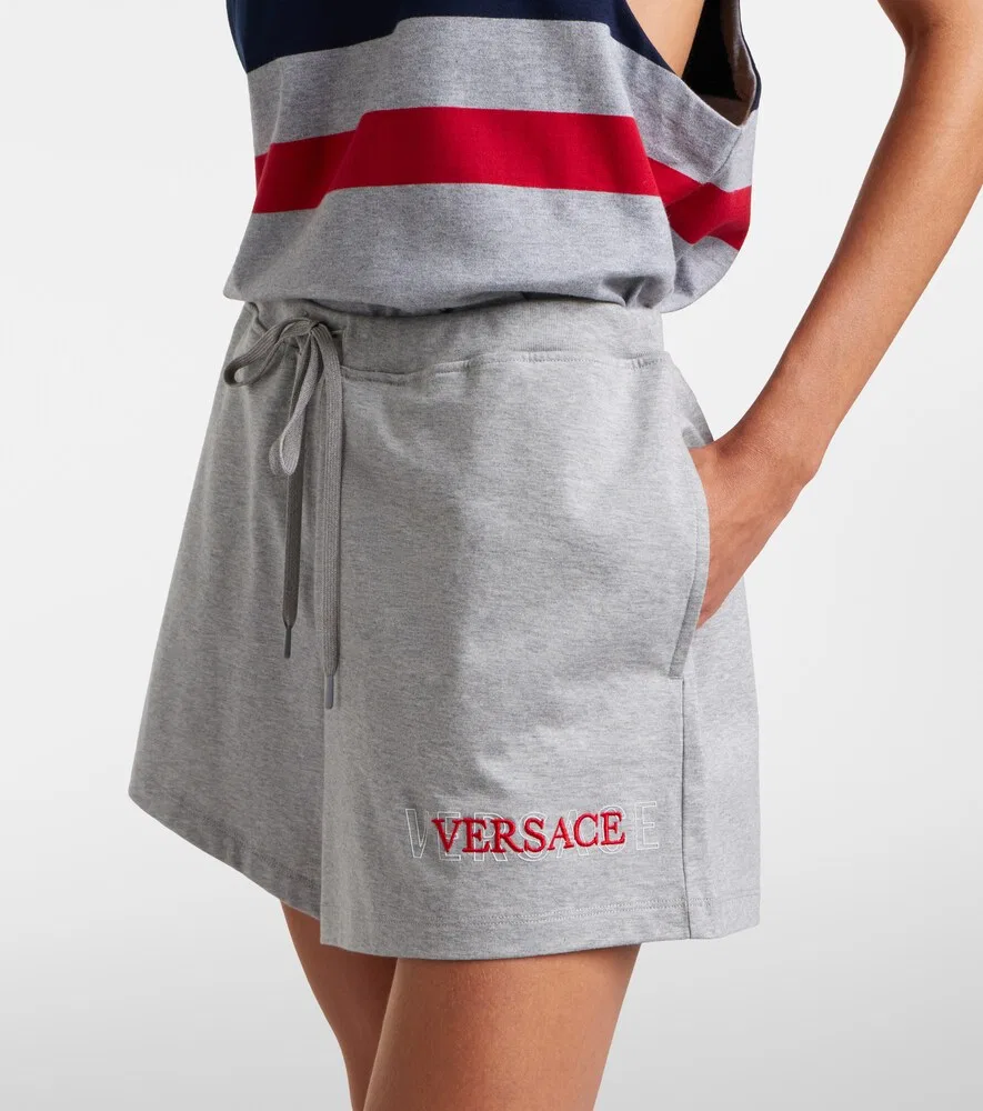 Хлопковые трикотажные шорты с логотипом Versace, серый — фото 3