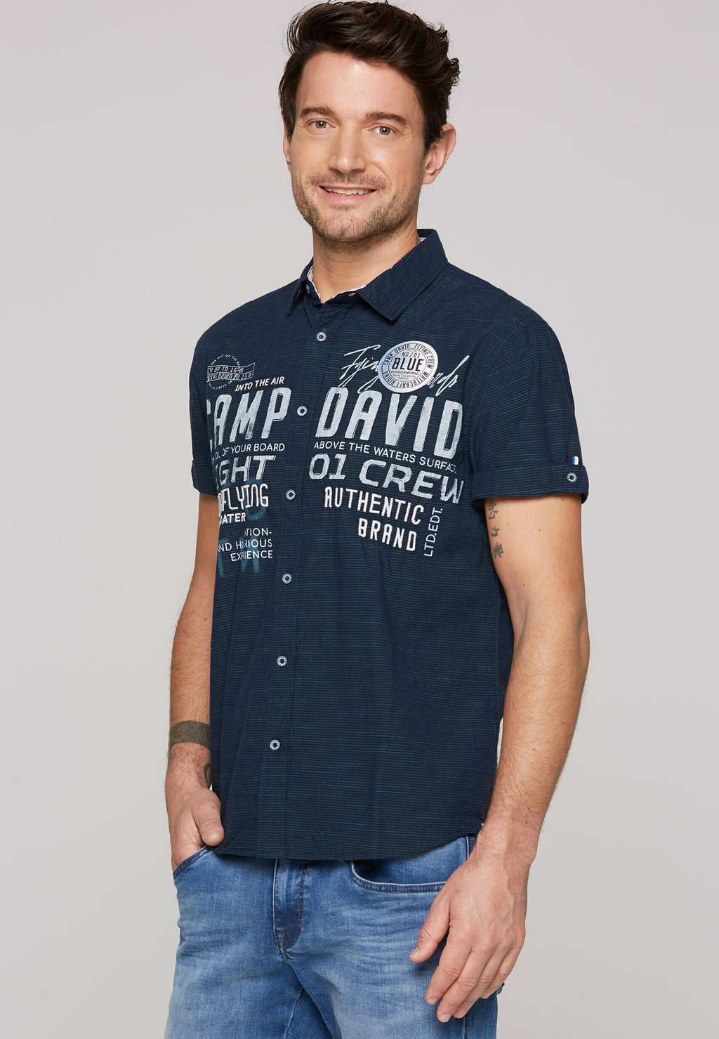 

Рубашка KURZARM MIT LABEL-STICKEREIEN Camp David, темно-синий
