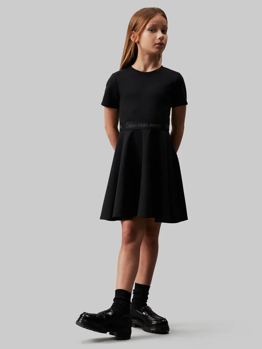 

Трикотажное платье Calvin Klein Jeans "PUNTO TAPE FIT FLARE SS DRESS", для детей до 16 лет, цвет Ck Black