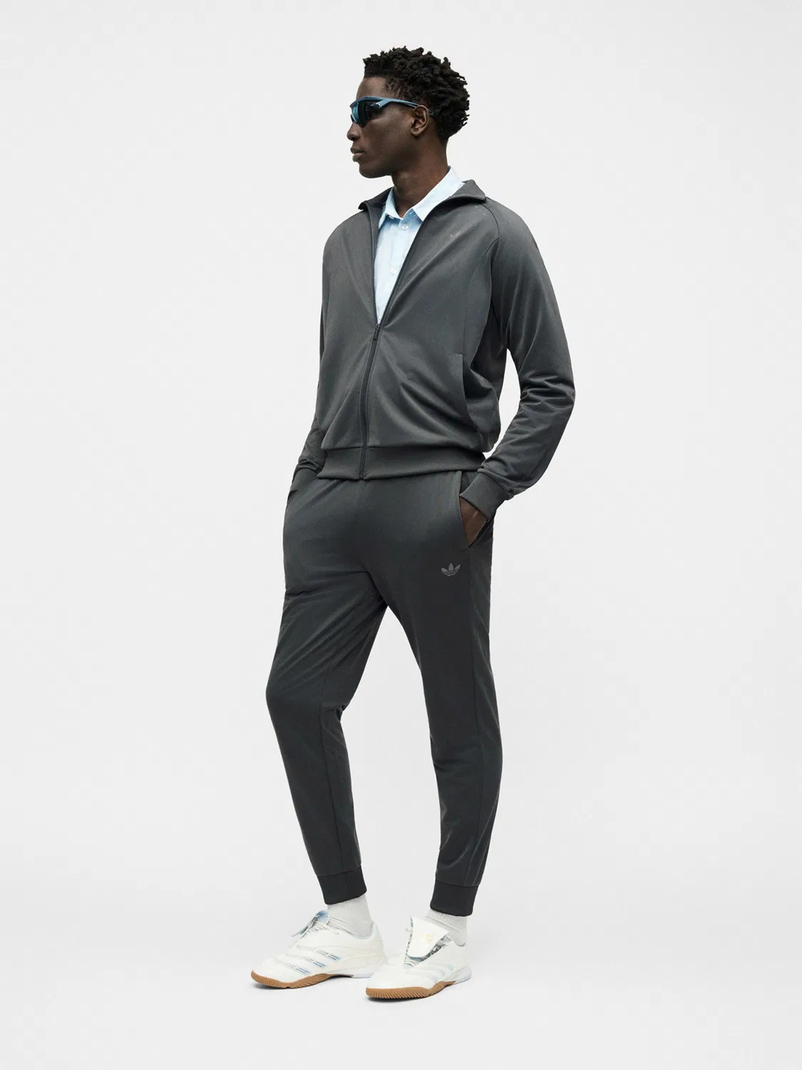 Спортивный костюм Adidas Originals TECH ESS темно-серого цвета — фото 3