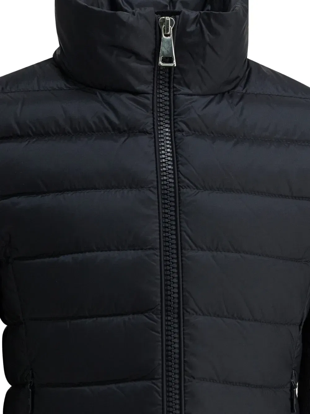 Пуховик с нашивкой-логотипом Moncler Enfant, черный — фото 3