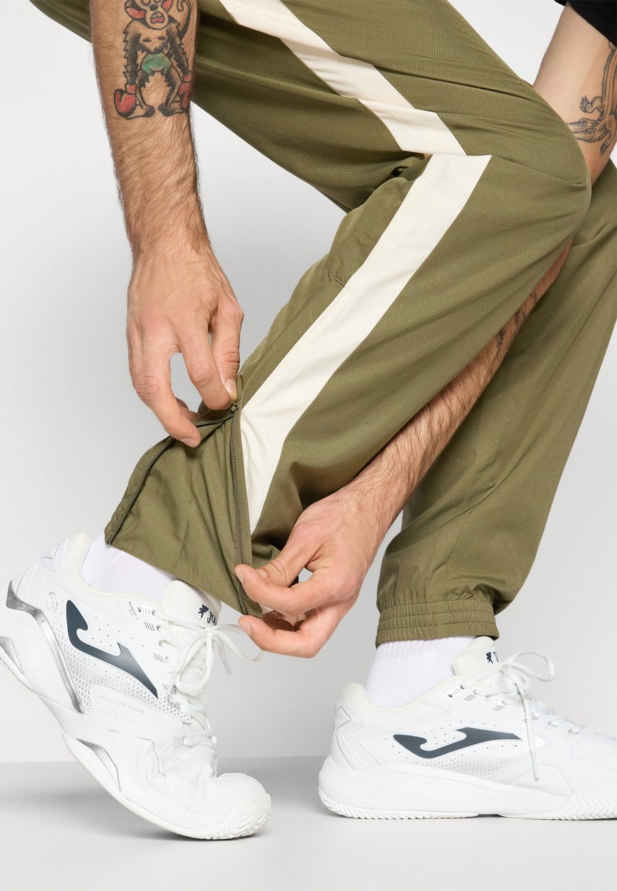 Спортивный костюм Lacoste Sport TENNIS TRACKSUIT SET, Olive/Lapland/Delphinium/Olive — фото 4