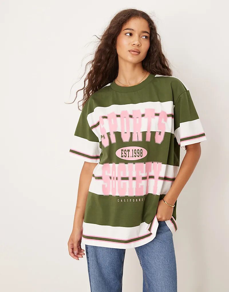 

Футболка ASOS DESIGN свободного кроя в зеленую полоску с логотипом спортивного общества