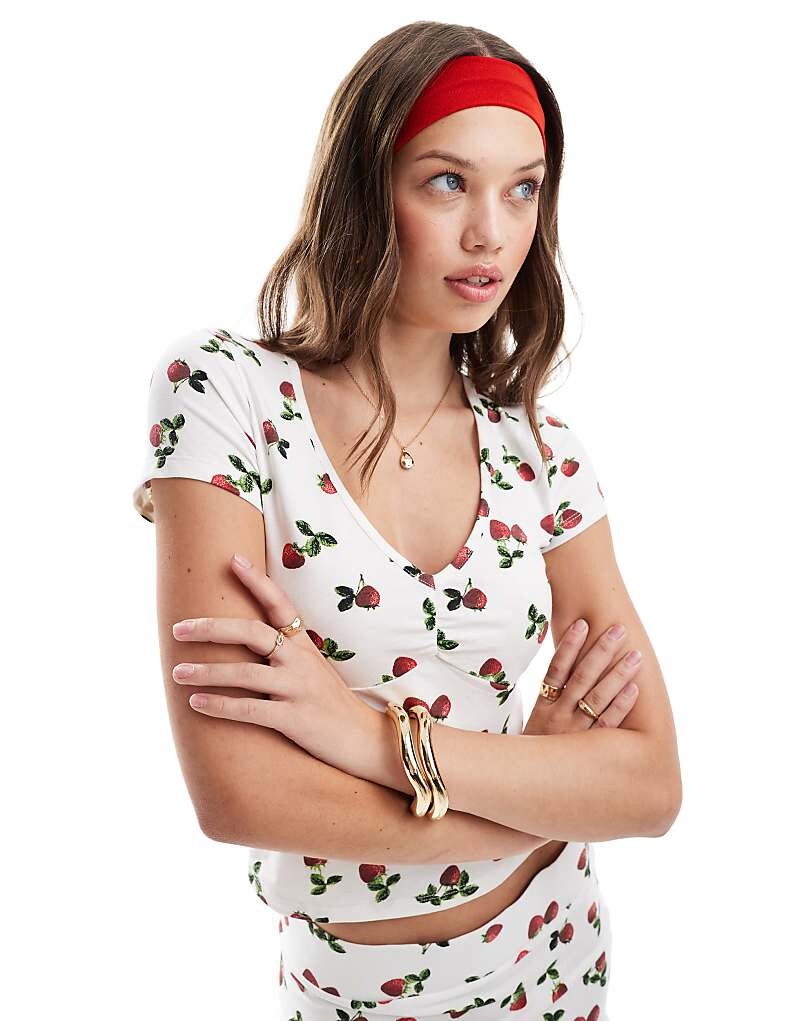 

Футболка с клубничным принтом и сборкой спереди ASOS DESIGN — часть комплекта