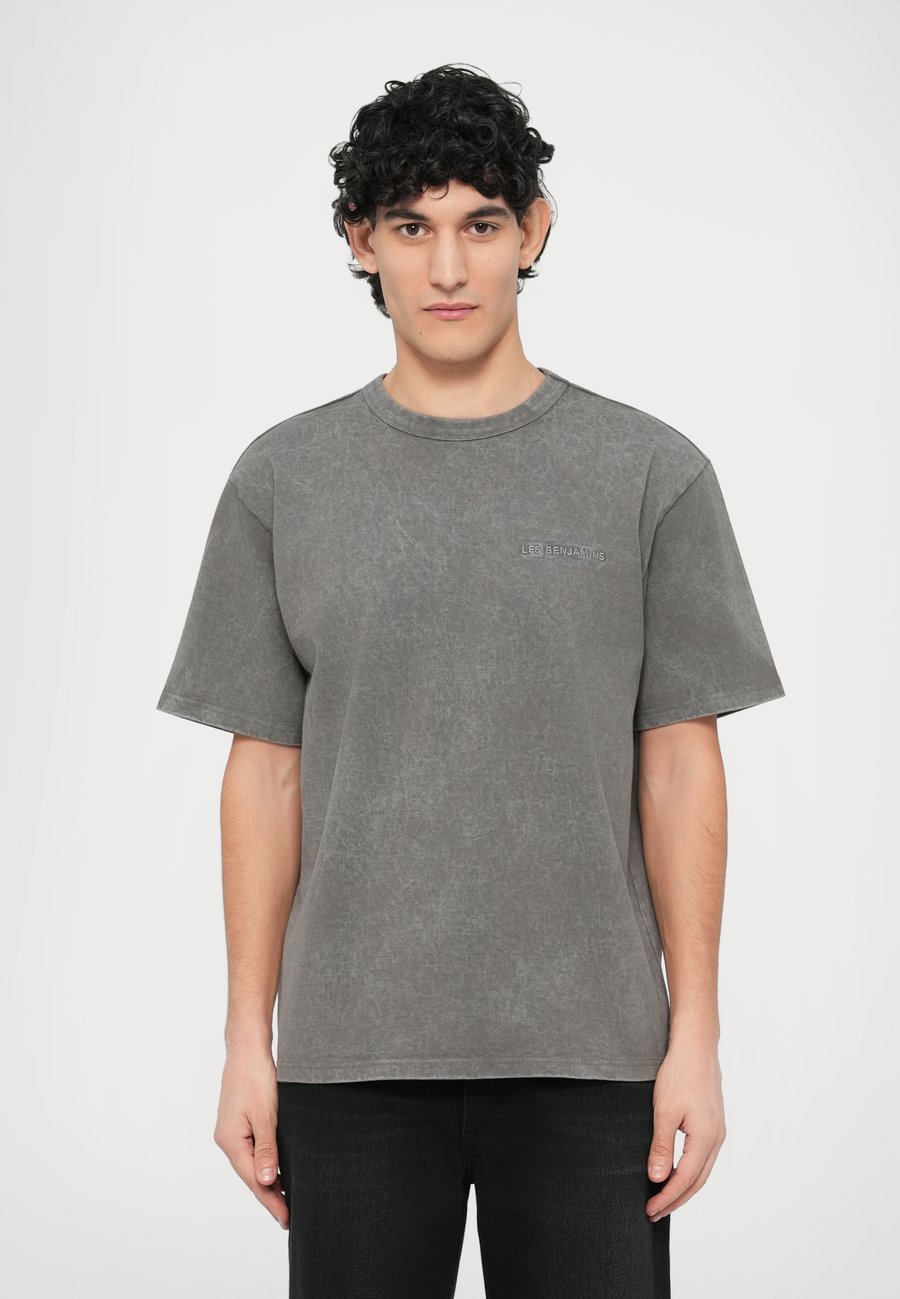 

Футболка Les Benjamins SHORT SLEEVE TEE, Grey Acid Wash/Grey