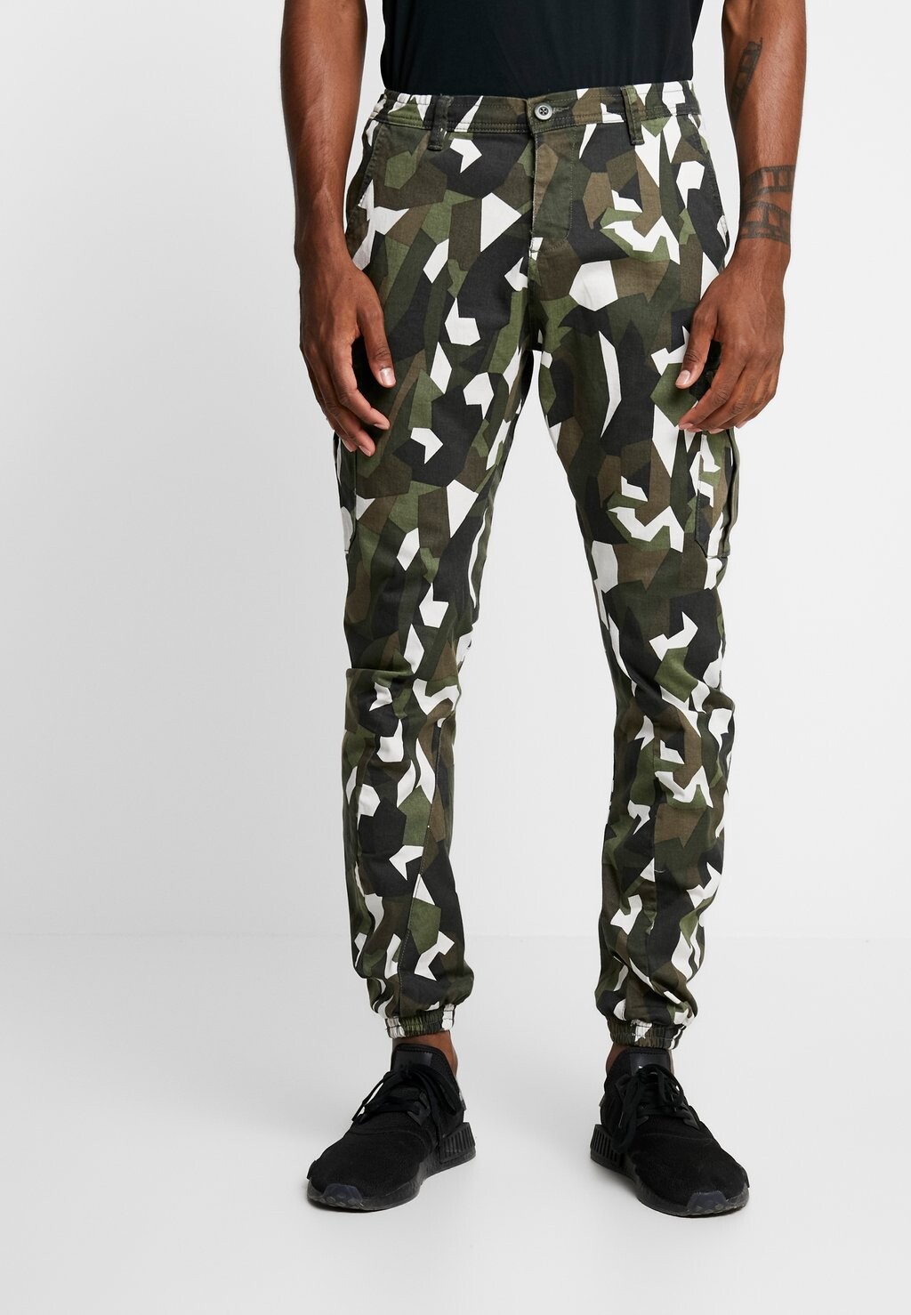 

Брюки карго GEOMETRIC CAMO STRETCH PANTS Urban Classics, зеленый