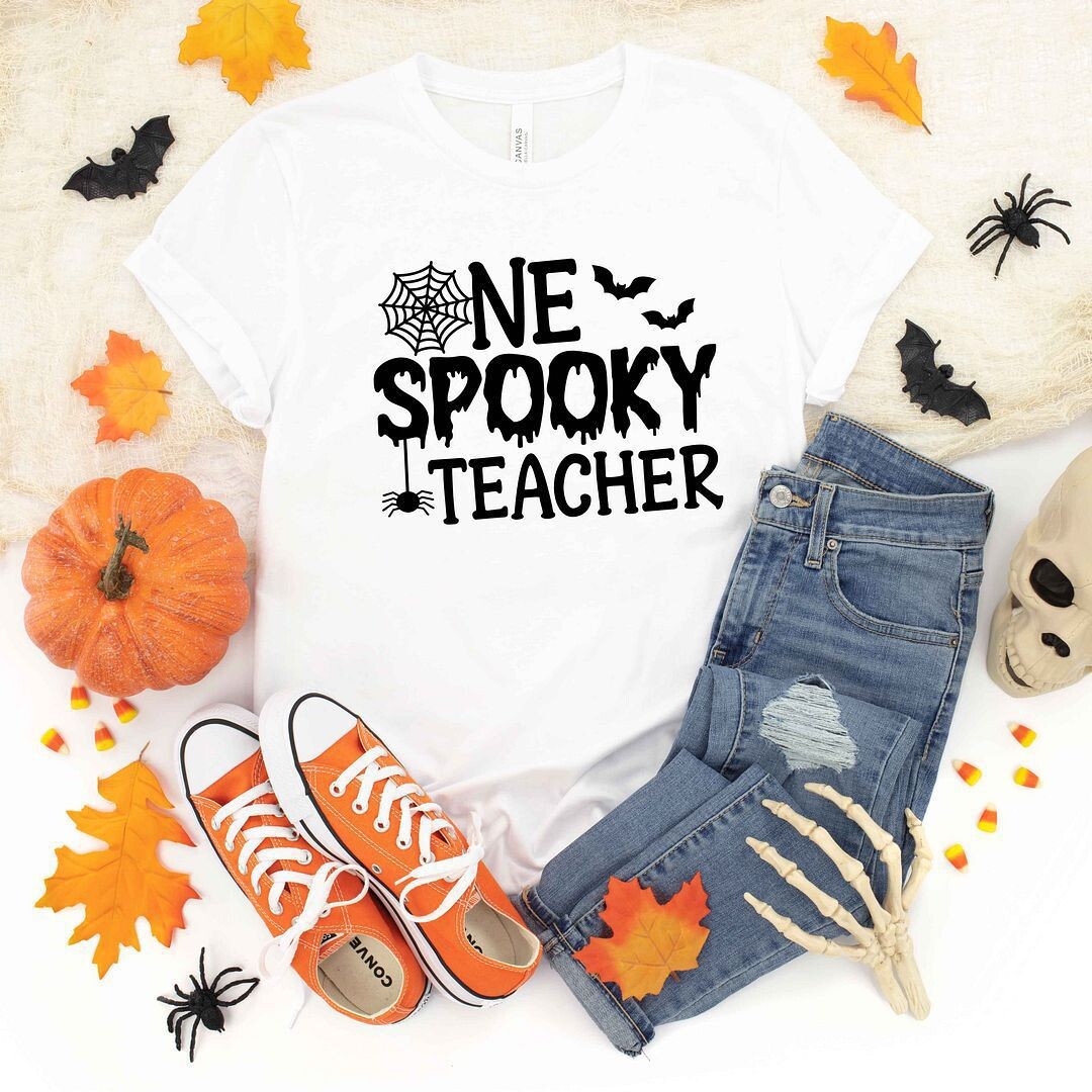 

Футболка с короткими рукавами и рисунком One Spooky Teacher Simply Sage Market