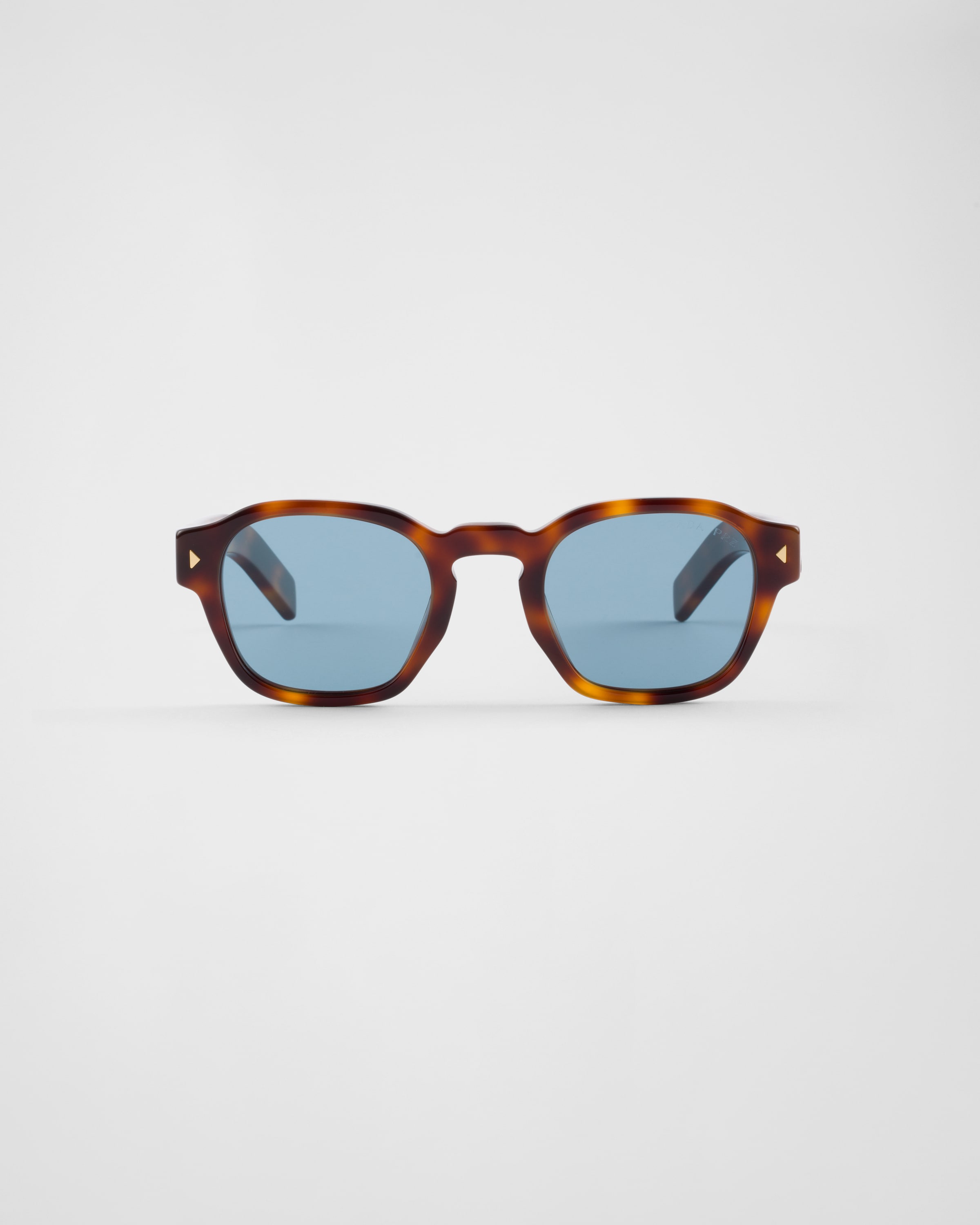 

Солнцезащитные очки с культовой металлической табличкой Prada, голубой