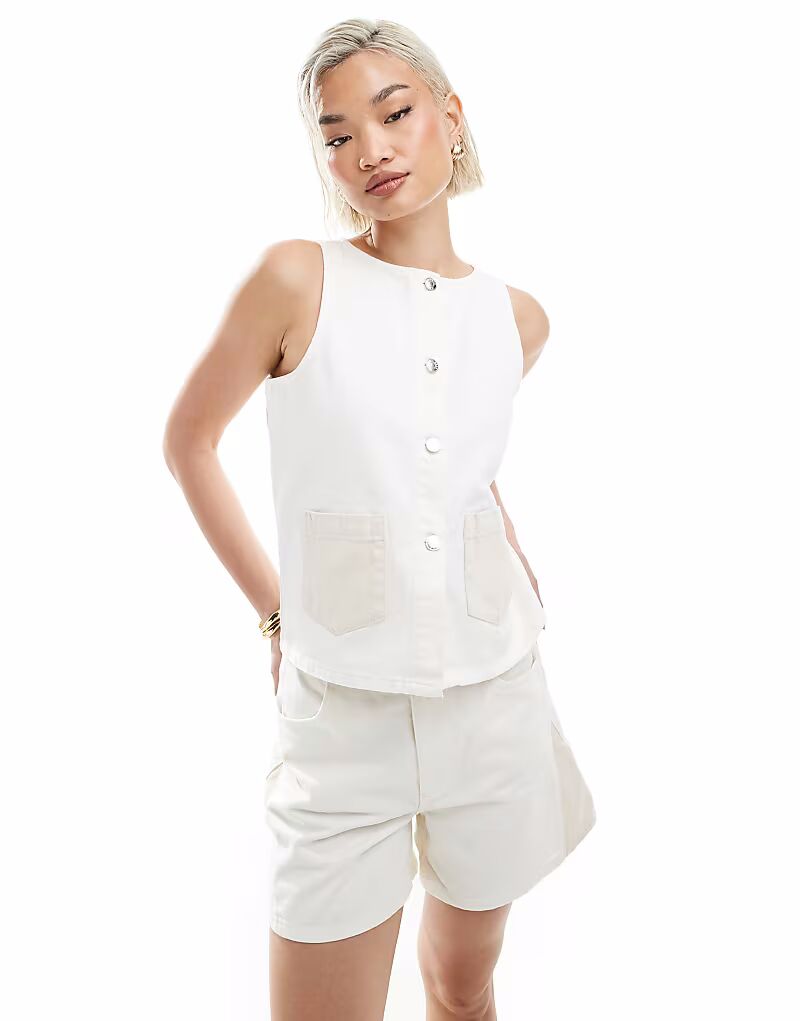 

Джинсовая майка на пуговицах ASOS DESIGN с контрастными карманами