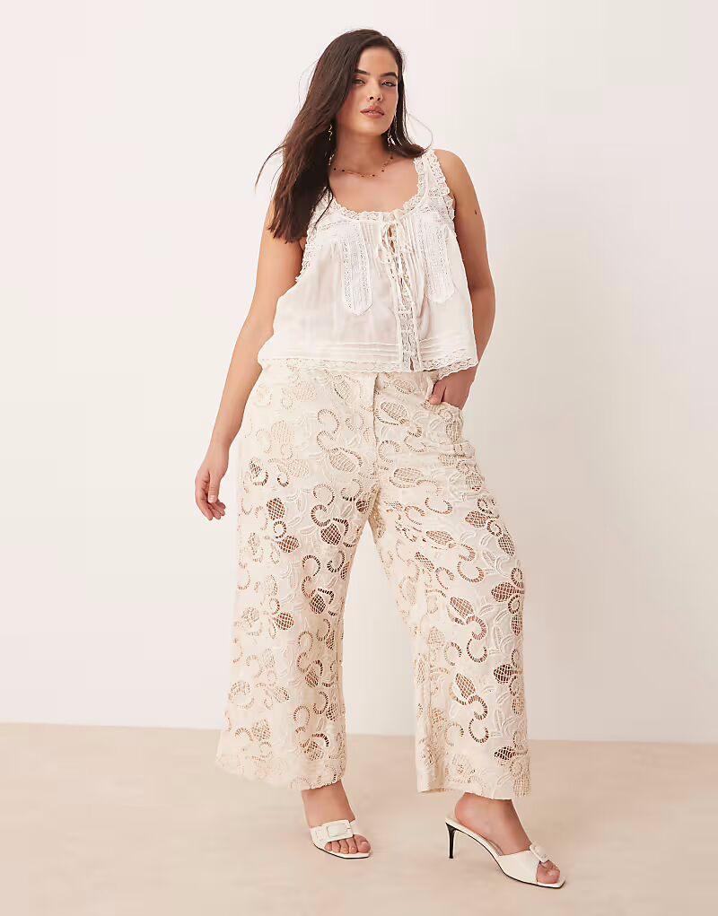 

Брюки-кюлоты премиум-класса ASOS DESIGN Curve с цветочным узором цвета пахты