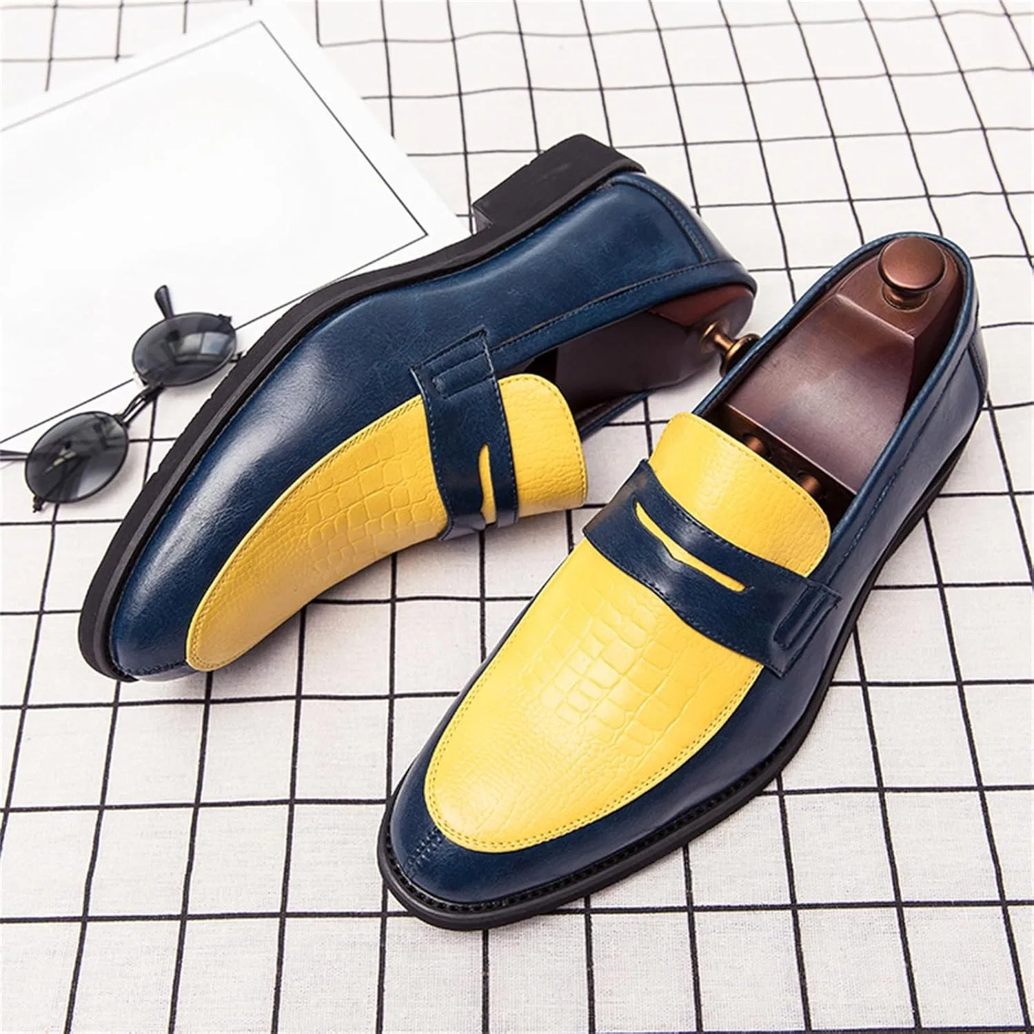 Лоферы кожаные двухцветные на низком каблуке, модель Penny Loafers, желтый TIXEWSJH — фото 3