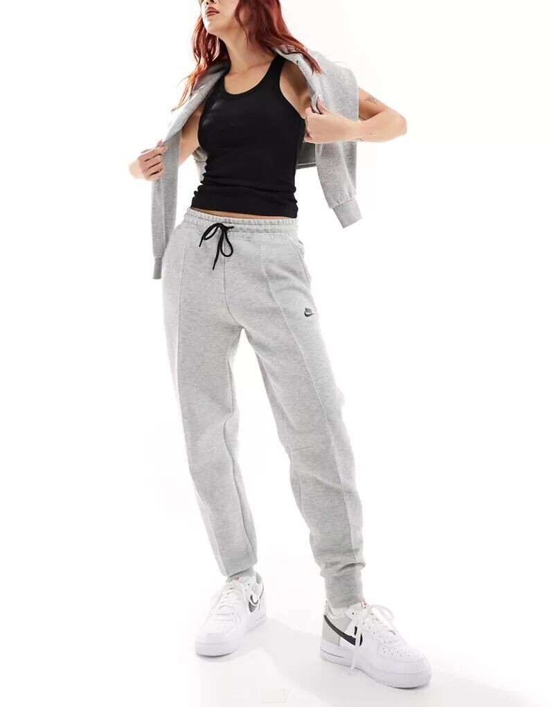 

Темно-серые джоггеры Nike Tech Fleece