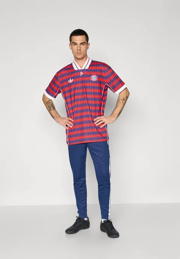 Футболка фк бавария мюнхен в стиле lifestyle, клубная одежда Adidas Performance, Red/Dark Blue — фото 2