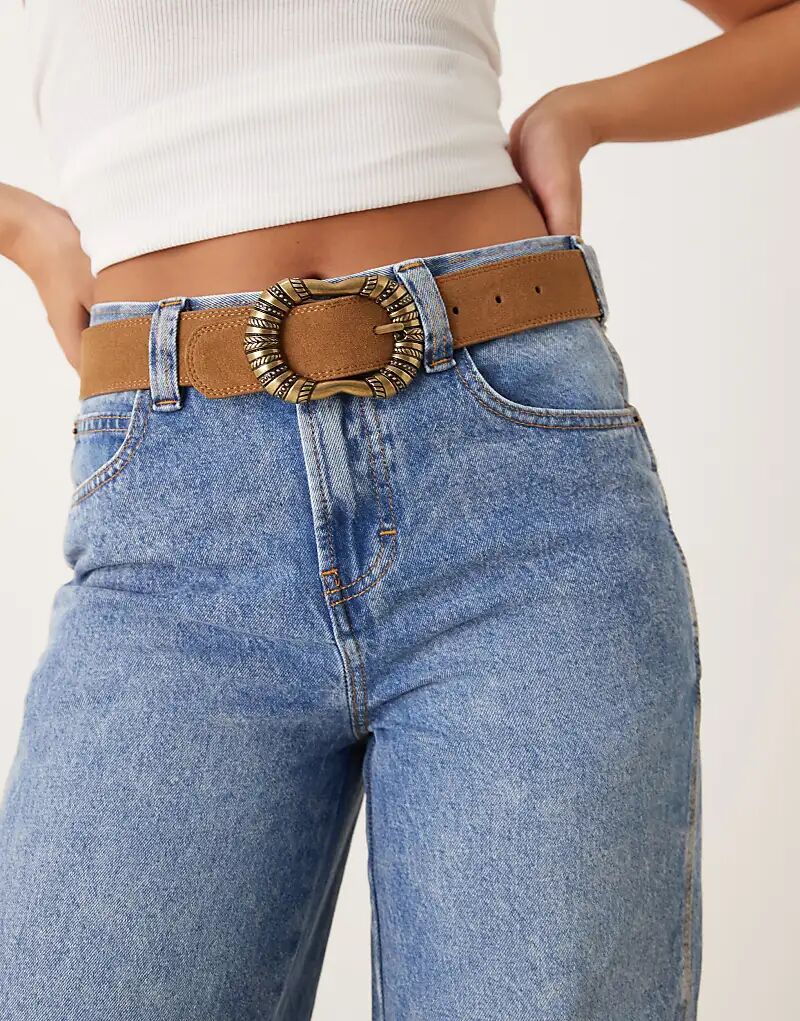 

Ремень из замши цвета Mango с крупной фактурной пряжкой коричневого цвета