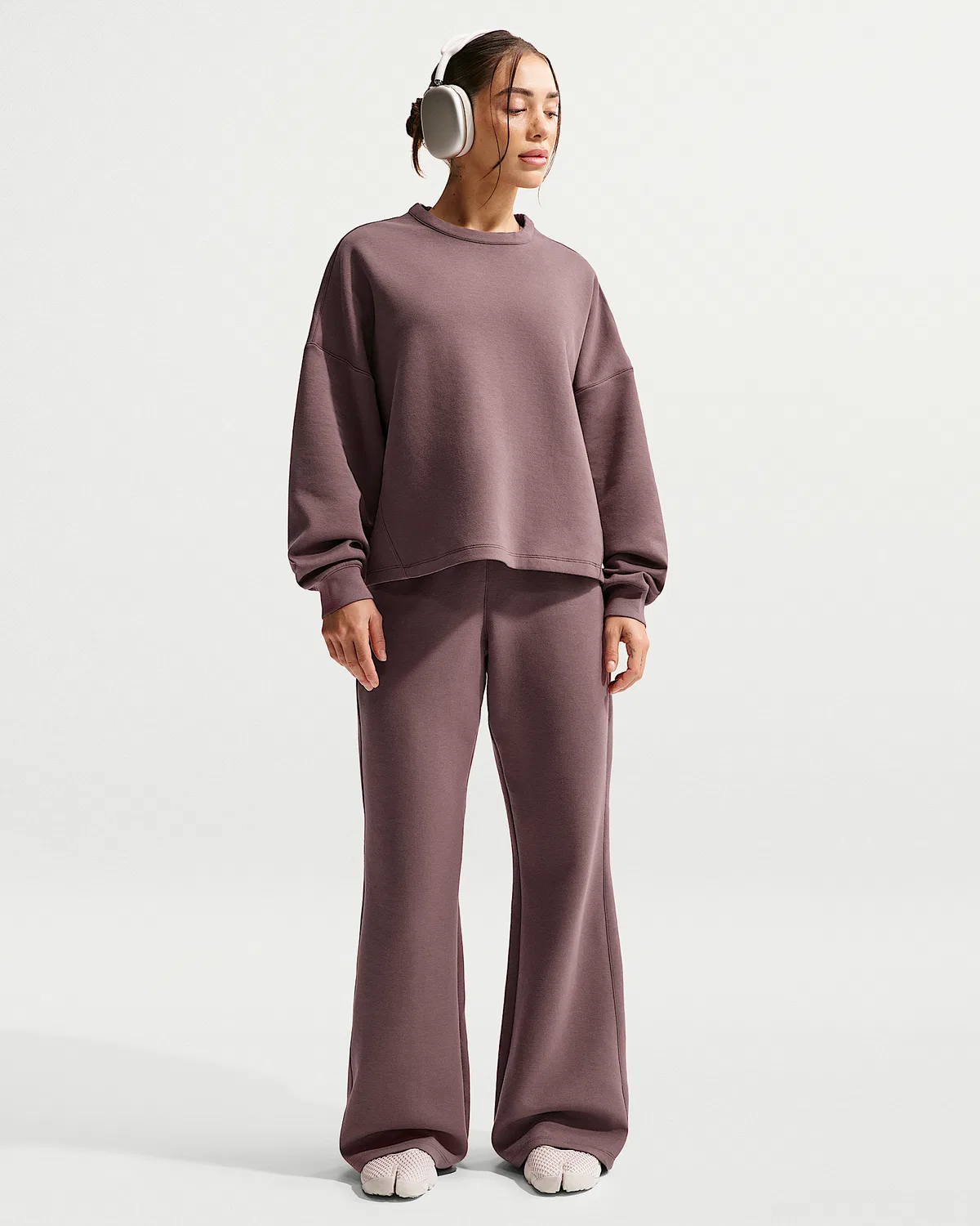 Женские свободные расклешенные штаны Nike 24.7 ImpossiblySoft Dri-FIT с высокой посадкой, Tattoo/Burgundy Crush