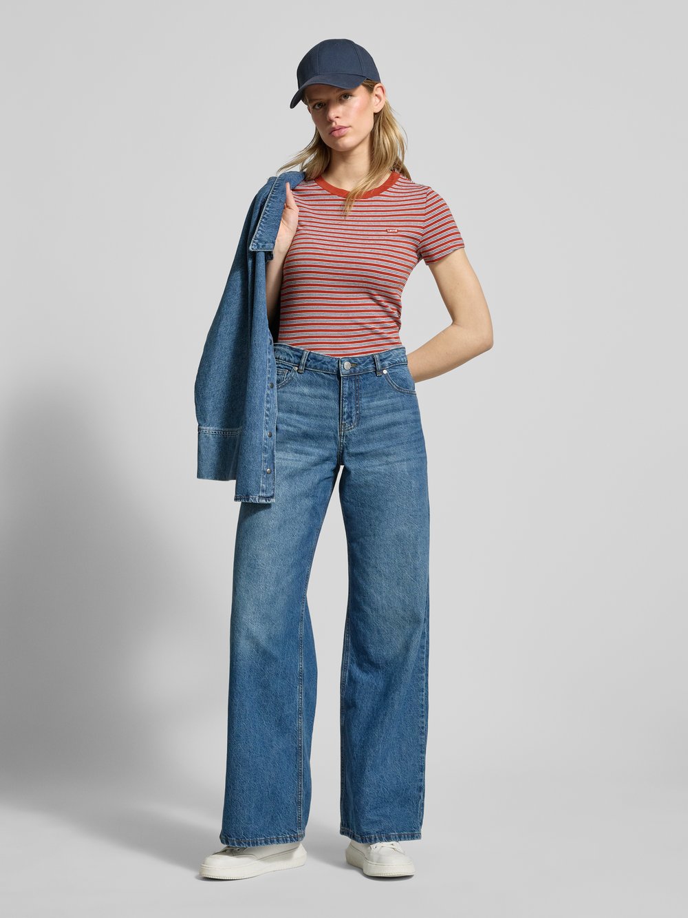 

Футболка с этикеткой-значком Levi's, красный