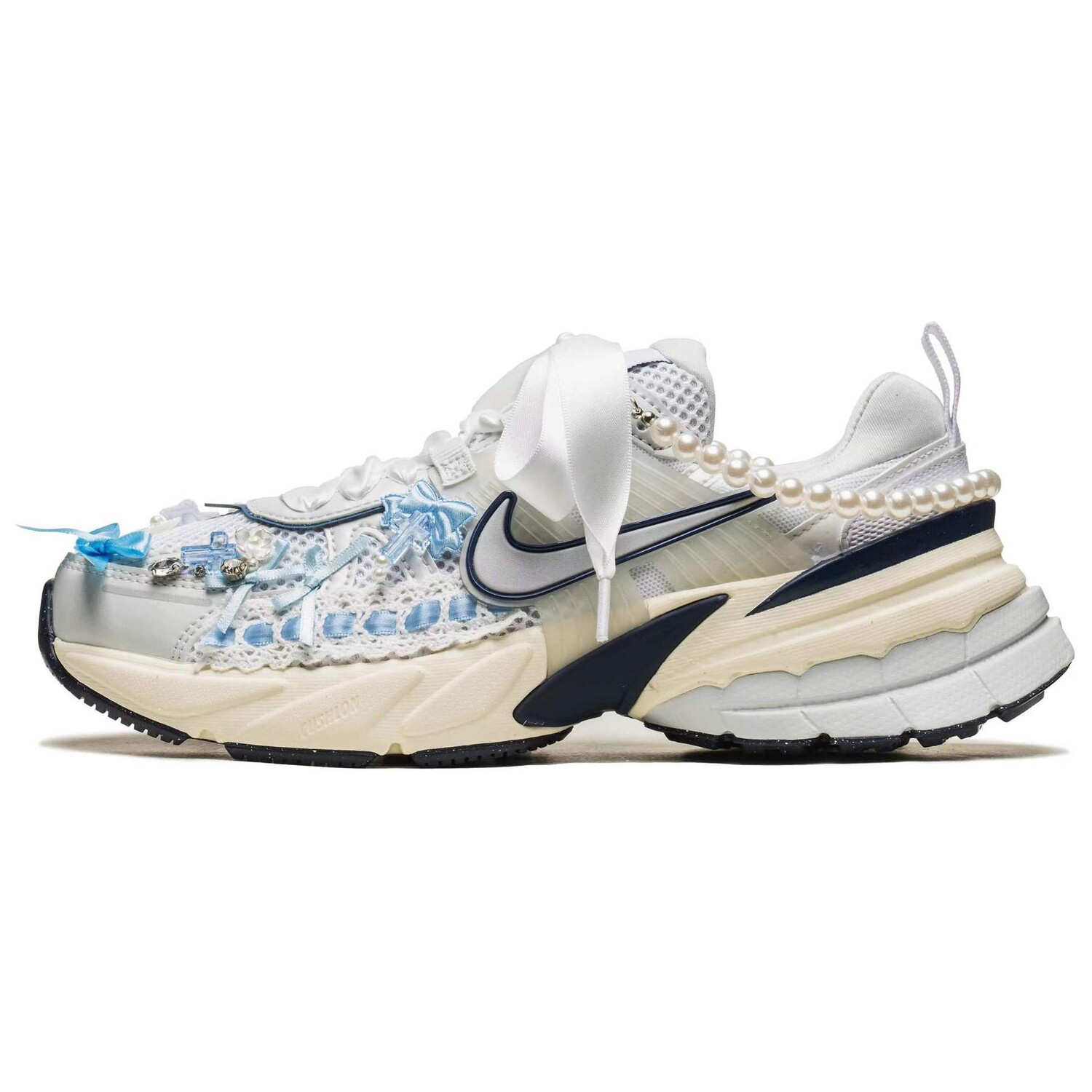 

Кроссовки для бега V2K Run женские с низким верхом белого цвета Nike