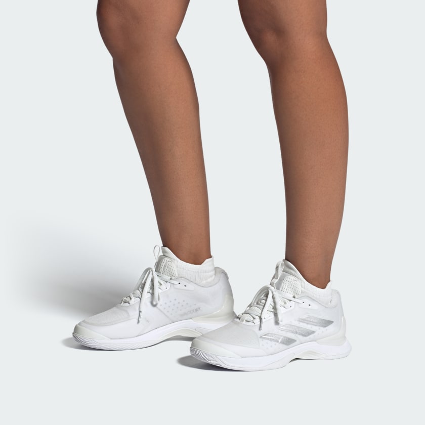 Женские теннисные кроссовки Adidas Avacourt 2, белый/металлик/серый — фото 2