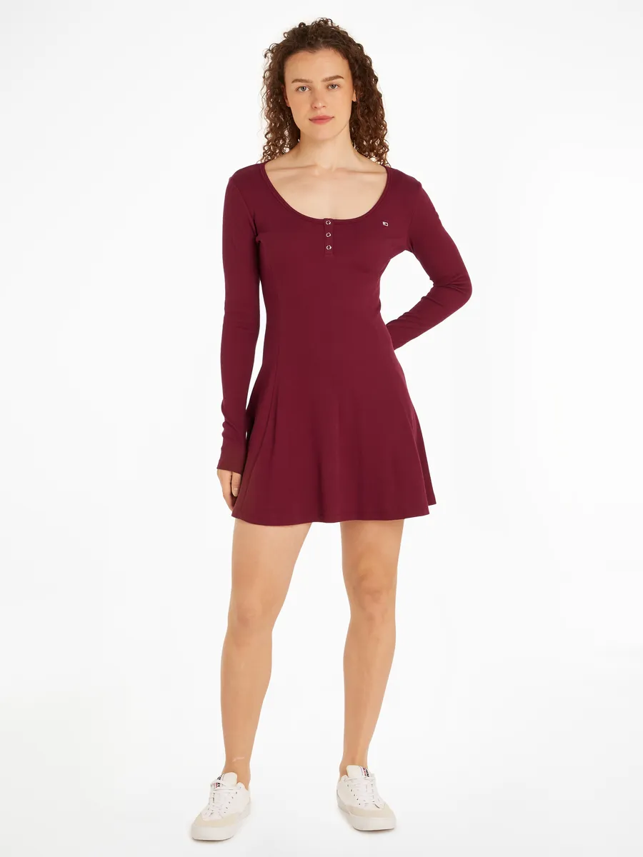 

Платье-блузка Tommy Jeans "TJW HENLEY FLARE DRESS", с флагом Tommy Jeans, цвет Valley Grape