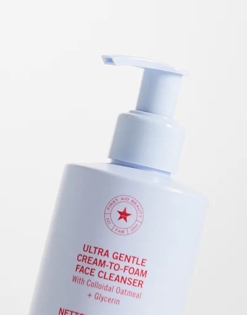 Крем для лица First Aid Beauty — Ультрамягкое очищающее средство для лица в форме крема-пенки, 294.74 г — фото 3