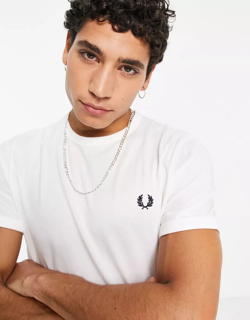 

Белая футболка Fred Perry Ringer