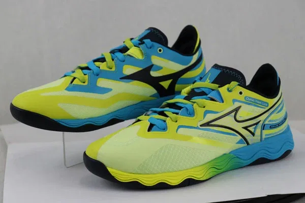 Кроссовки для настольного тенниса «Wave Medal Neo» от Mizuno, 01 Yellow X Black X Light Blue — фото 2