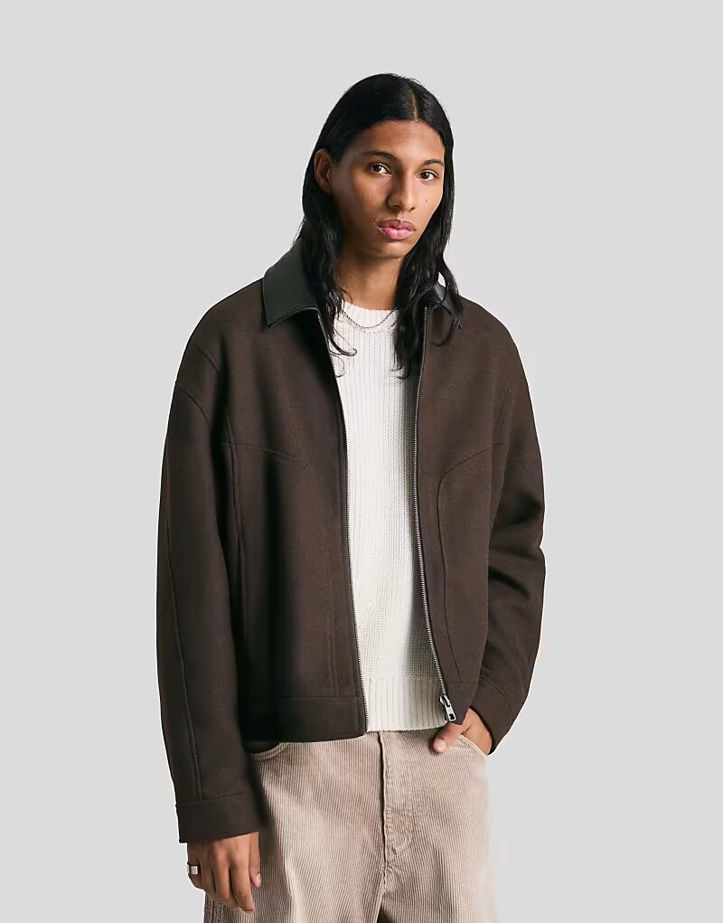 

Куртка из искусственной шерсти с контрастным воротником коричневого цвета Bershka