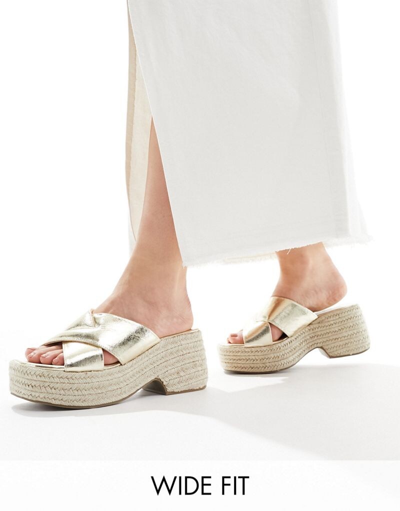 

ASOS DESIGN Wide Fit – Toy – Мюли на танкетке золотого цвета с перекрещенными ремешками
