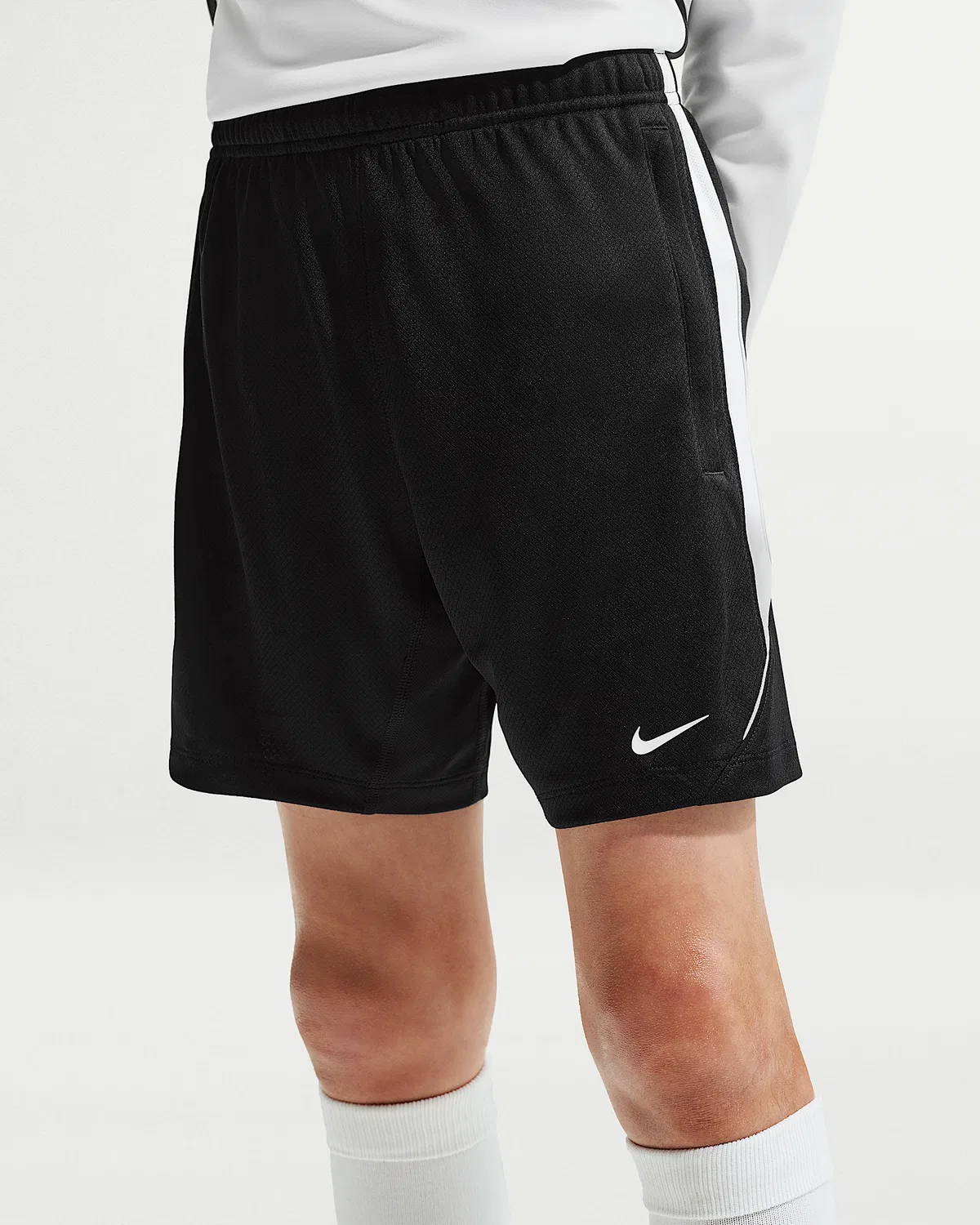 Детские футбольные шорты Nike Strike Dri-FIT, Black/White/White/White — фото 2
