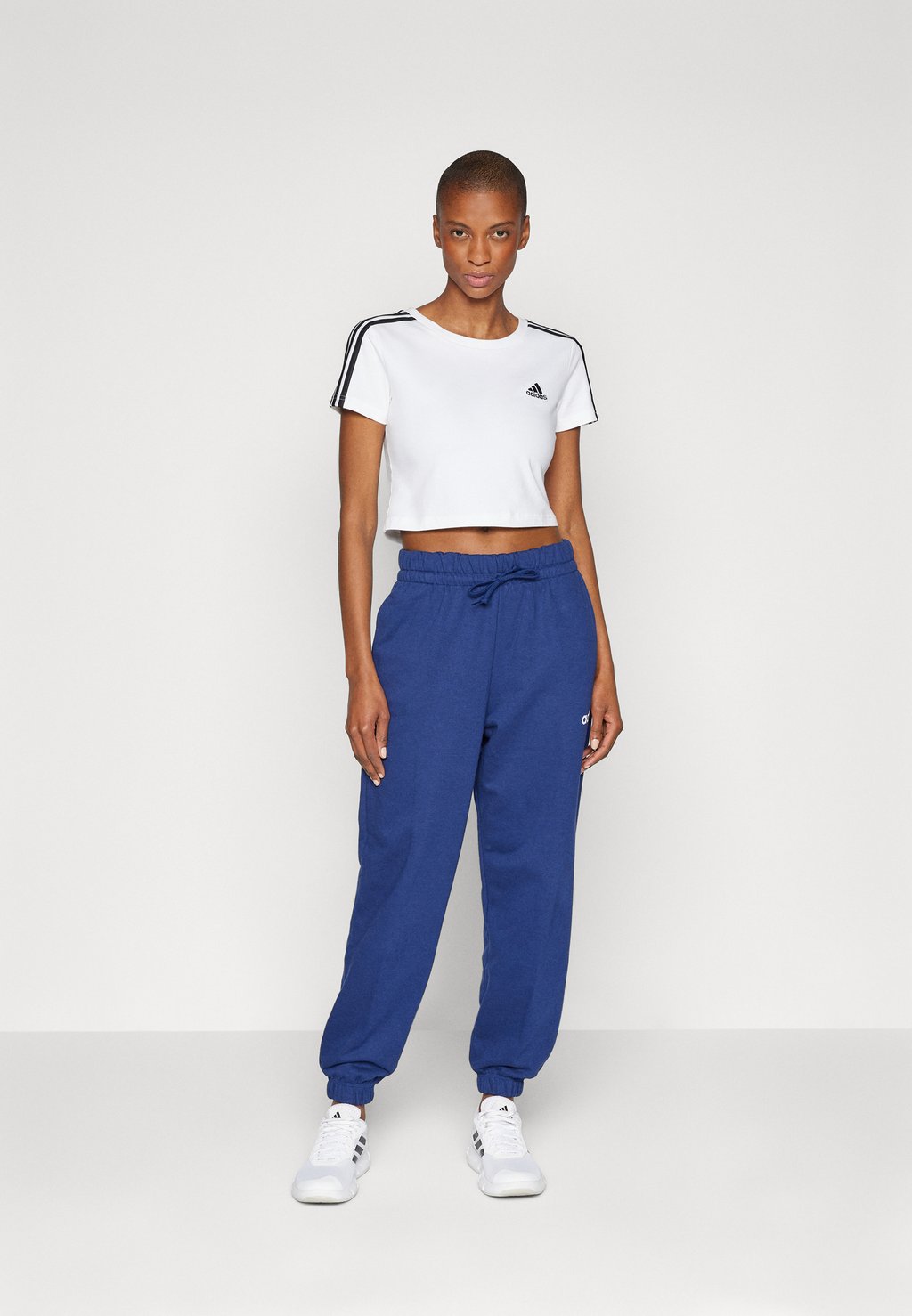 Спортивные брюки ESSENTIALS LINEAR CUFFED adidas Sportswear, синий — фото 2