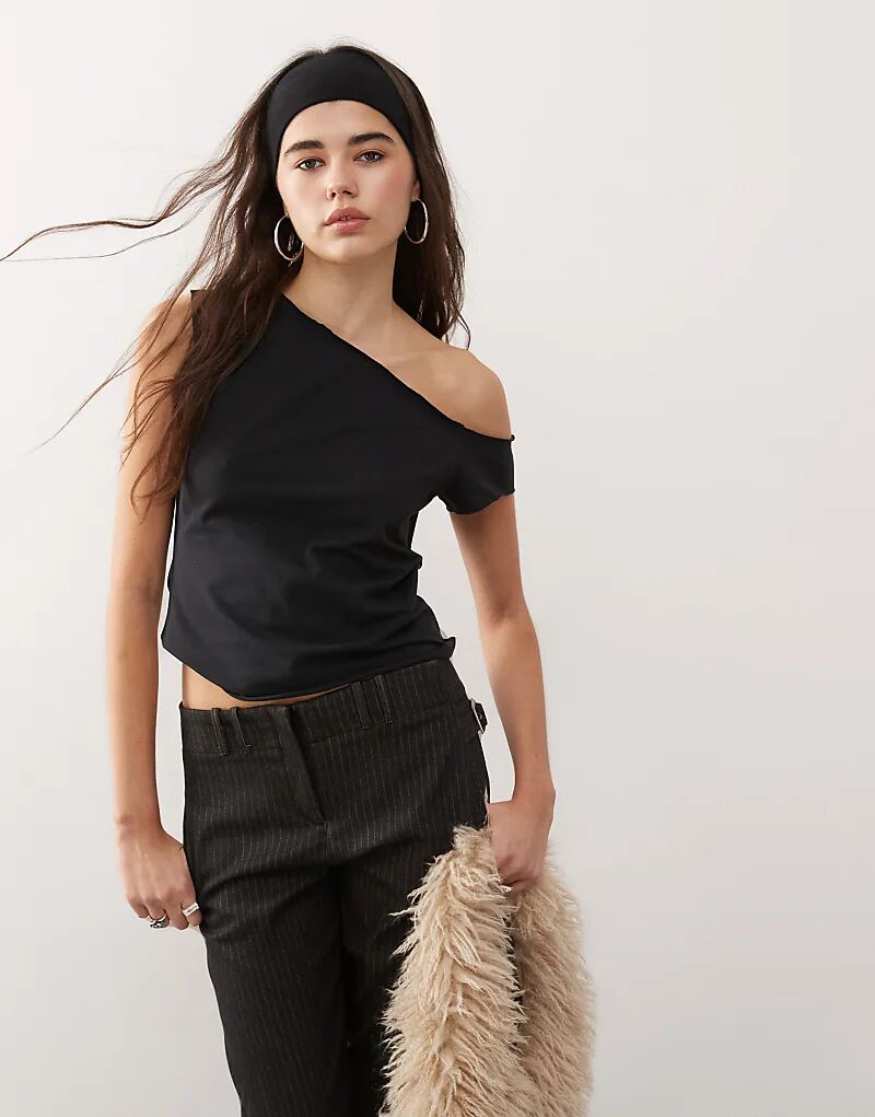 

Топ с короткими рукавами и открытыми плечами COLLUSION черного цвета