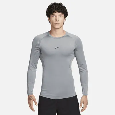 

Футболка Nike Pro, цвет Smoke Grey/Black