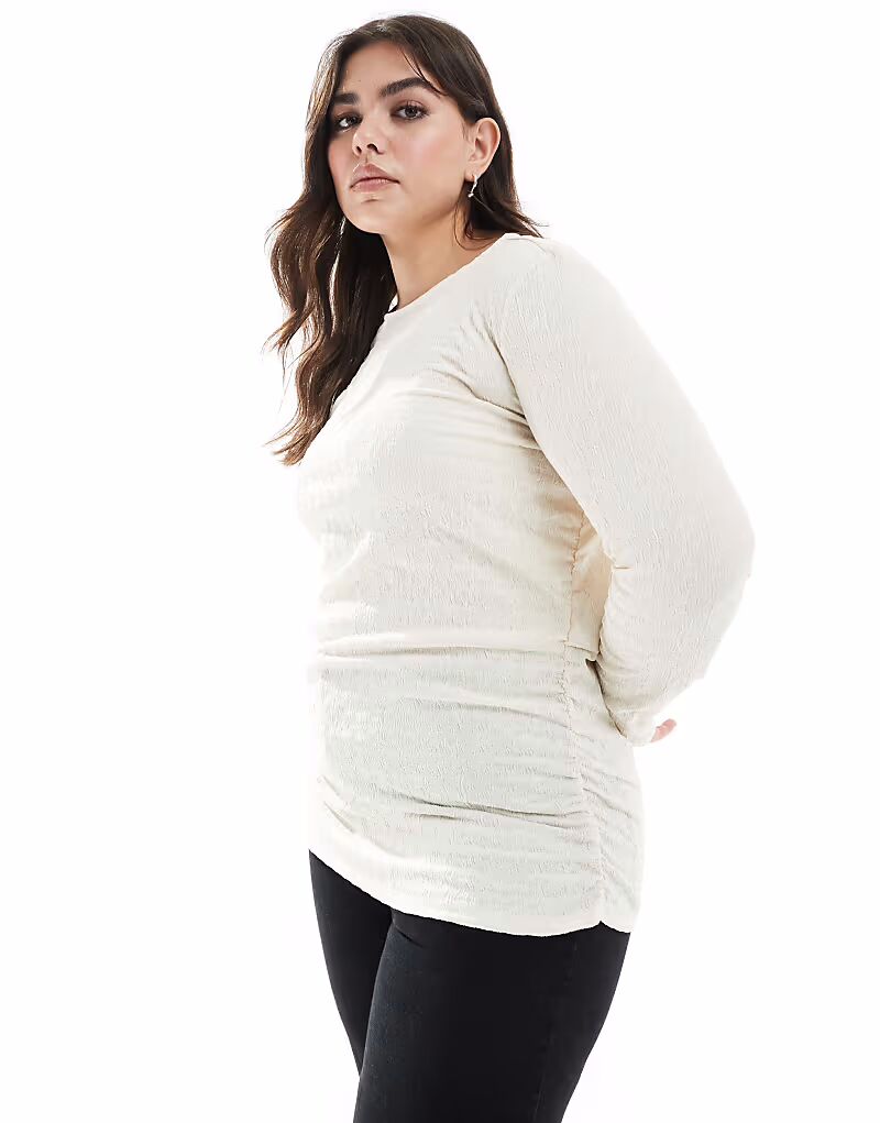 

Текстурированный топ Vero Moda Curve с длинными рукавами и сборками кремового цвета