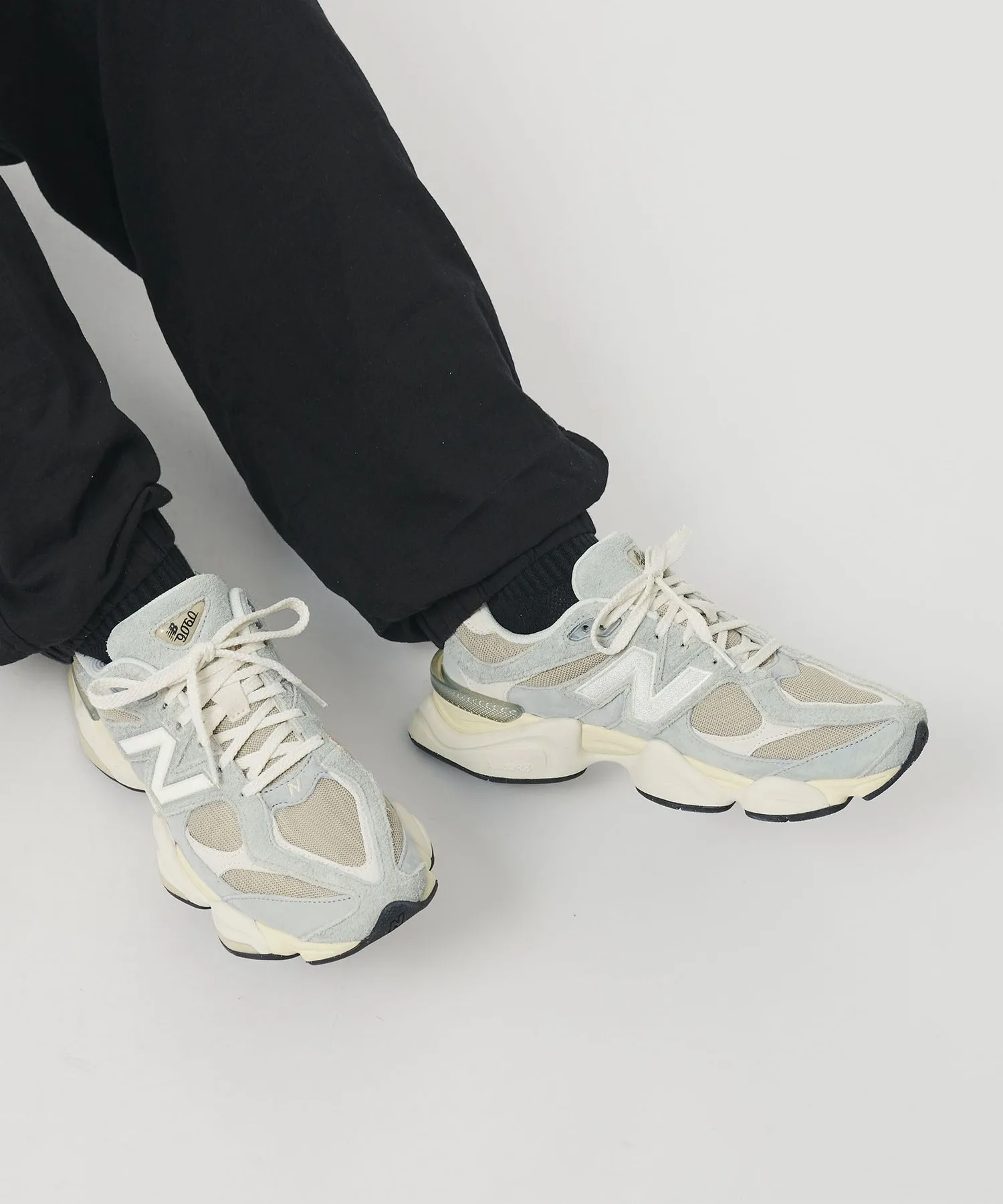 Мужские кроссовки New Balance 9060 с объёмной подошвой серые — фото 2