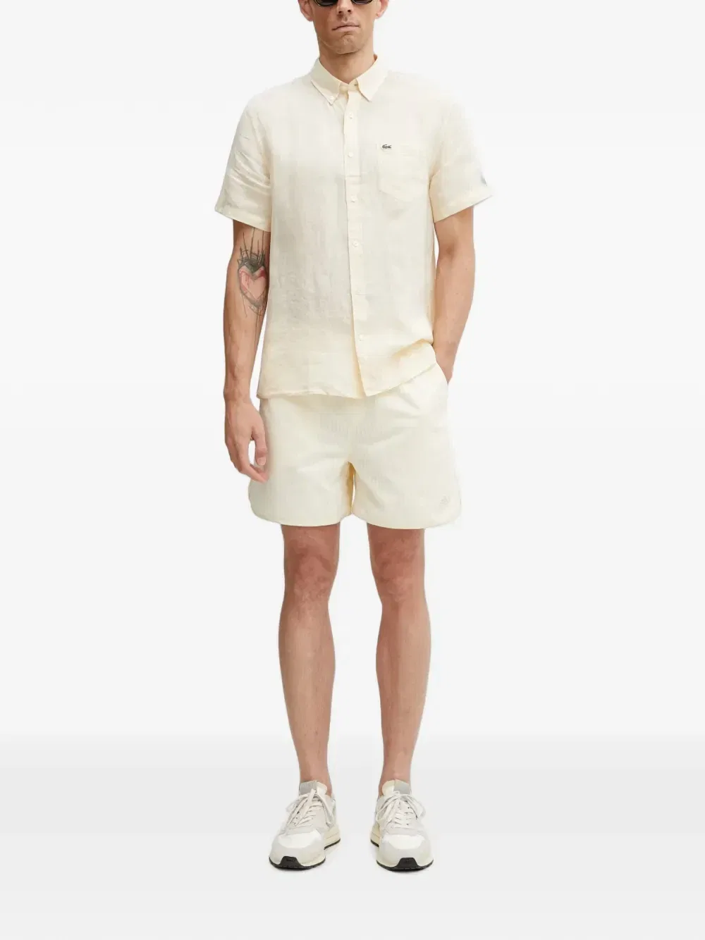 Рубашка с короткими рукавами и нашивкой-логотипом Lacoste, бежевый — фото 2