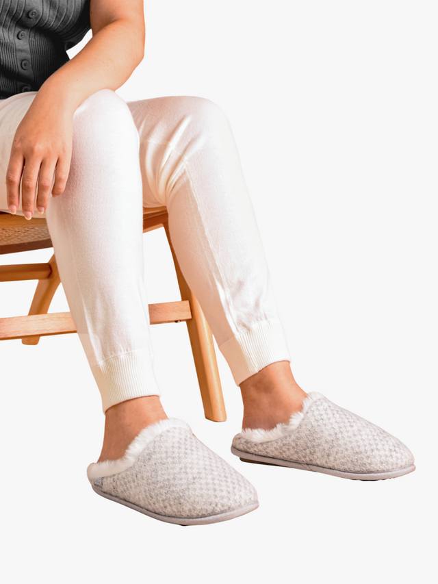Isotoner женские мерцающие вязаные мюлены с отворотом totes, Light Grey — фото 2