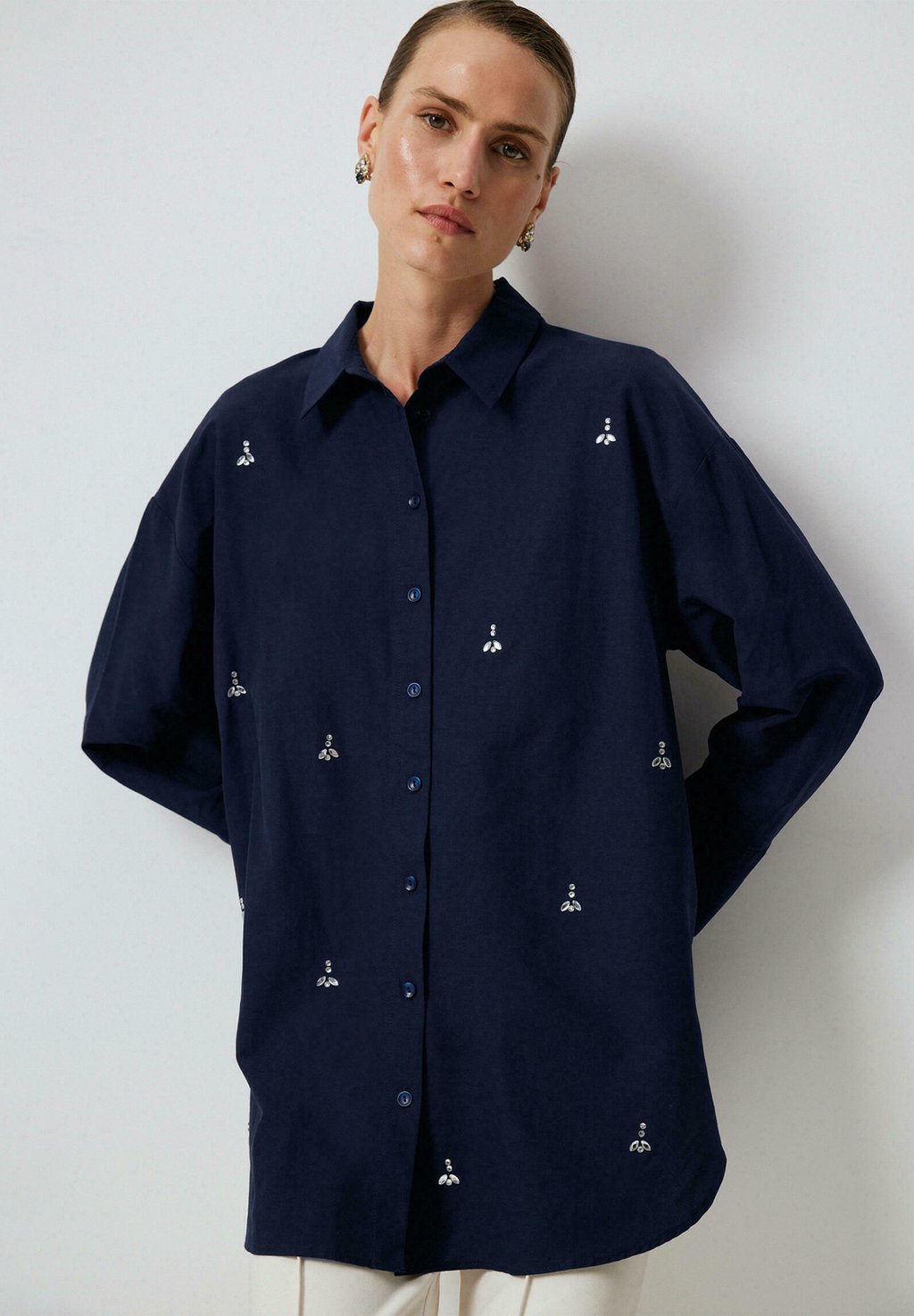 

Блузка на пуговицах STONE EMBROIDERED Touché Privé, темно-синий