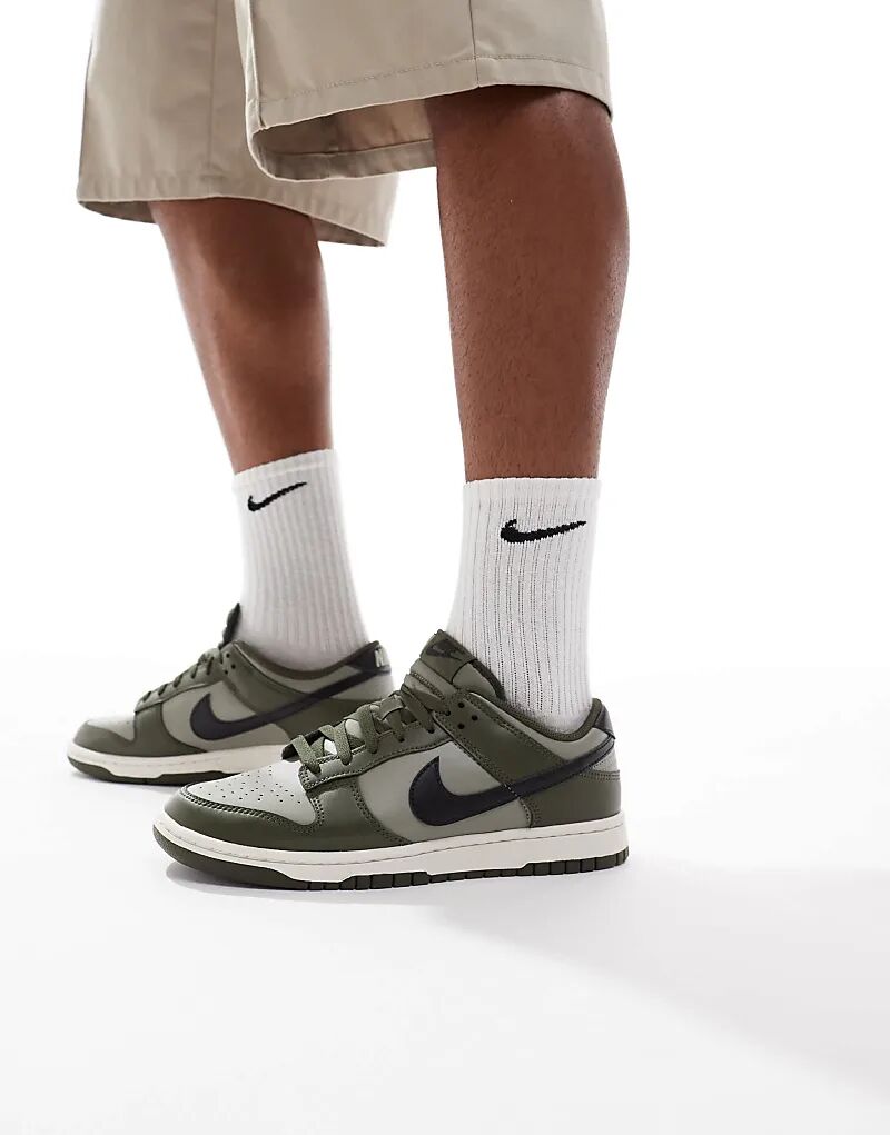 

Кроссовки Nike Dunk Low Retro зеленого цвета