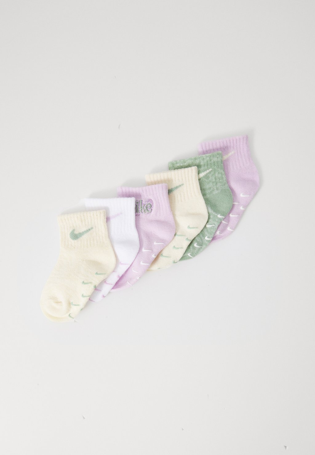 

Носки WILD FLOWER UNISEX 6 PACK Nike Sportswear, слоновая кость