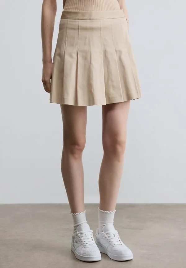Юбка Lacoste Lionne А-силуэта, однотонная, белая