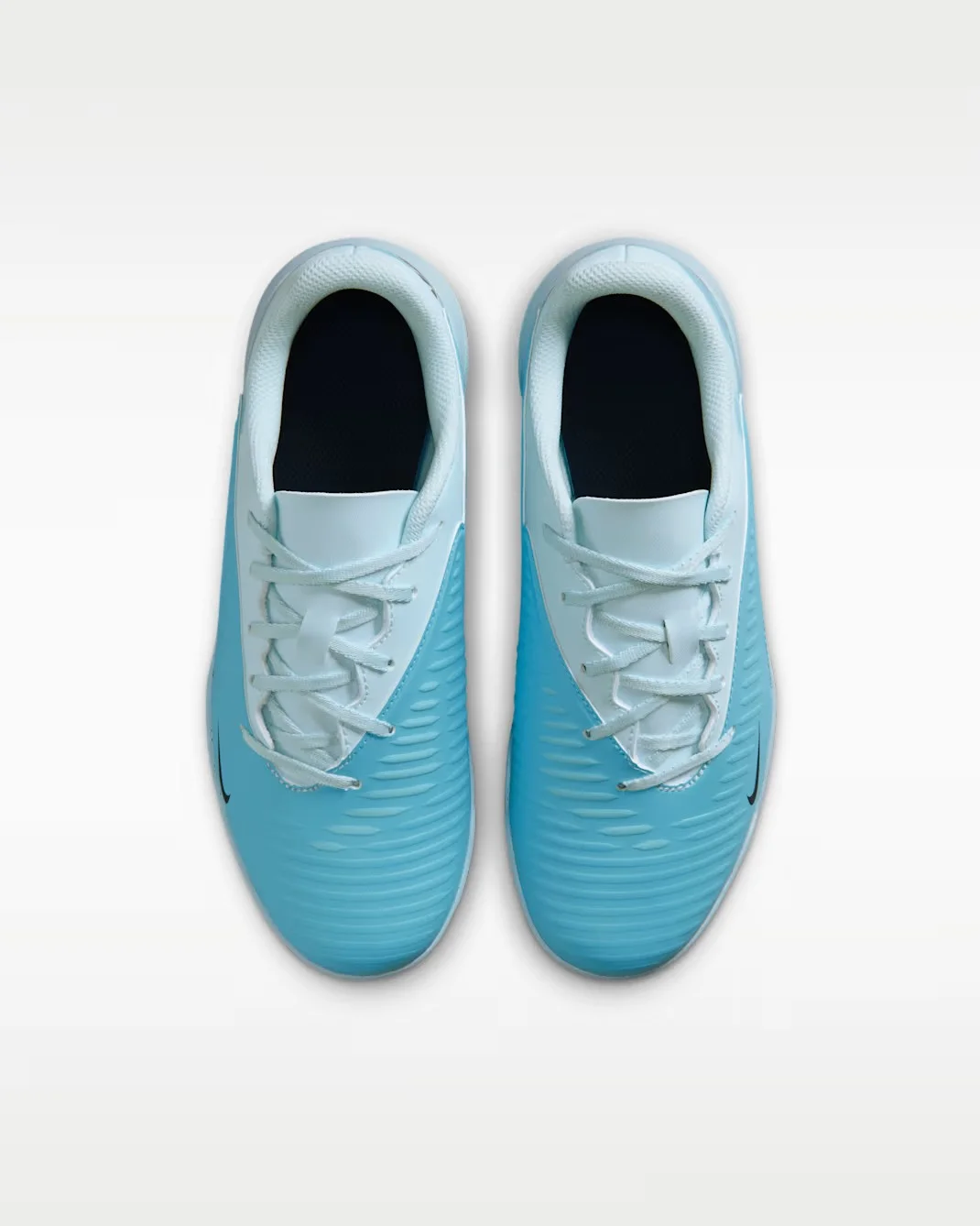 Бутсы подростковые для игры на искусственном газоне Nike Jr. Phantom 6 Low Club 'Erling Haaland', синий — фото 3