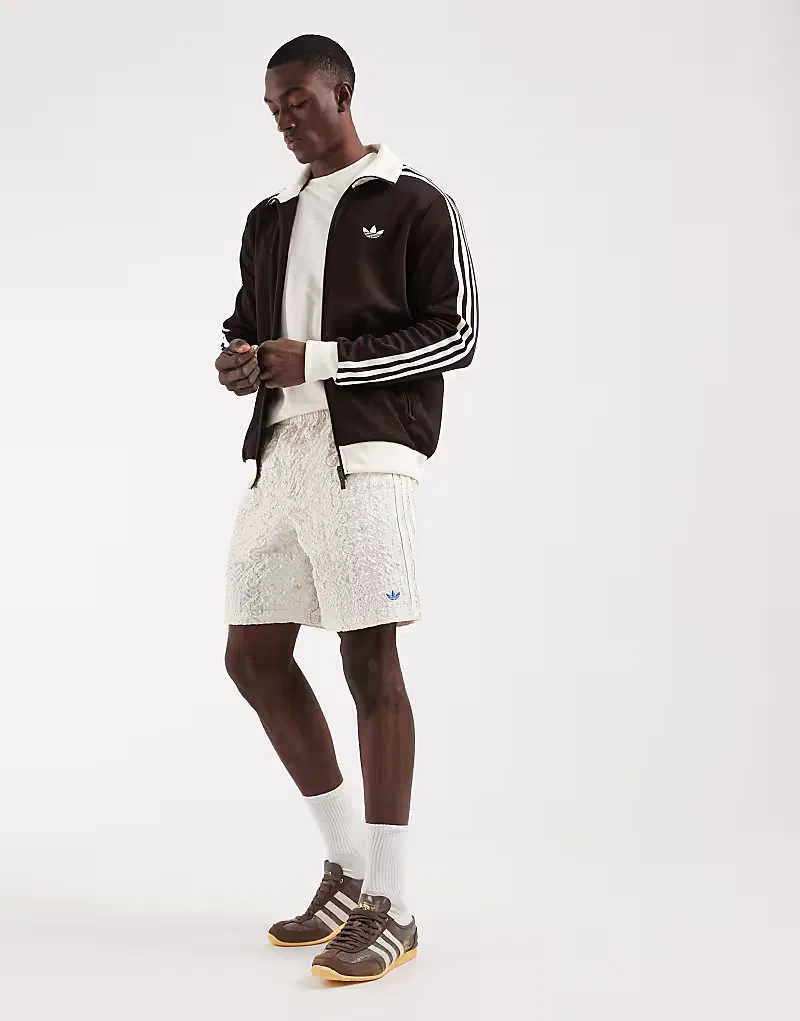 Шорты Adidas Originals из жатой ткани сирсакер, курортные, кремовый с цветочным принтом