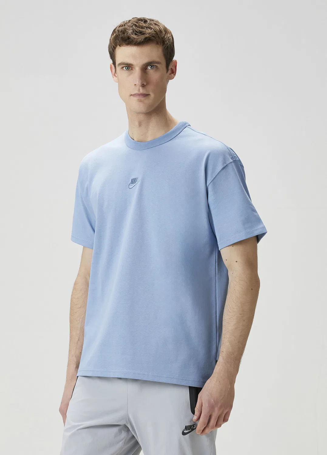 Футболка Nike Sportswear Premium Essentials, синяя — фото 3