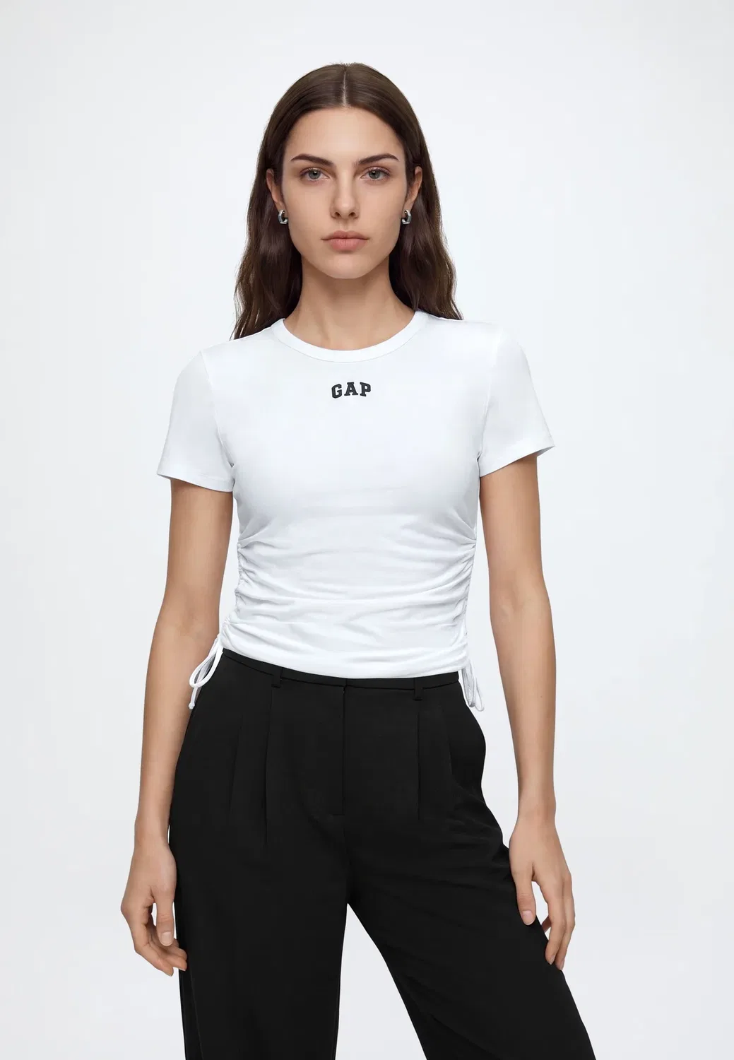 Футболка с логотипом Intl ss и присборенными боками - базовая футболка Gap, Fresh White