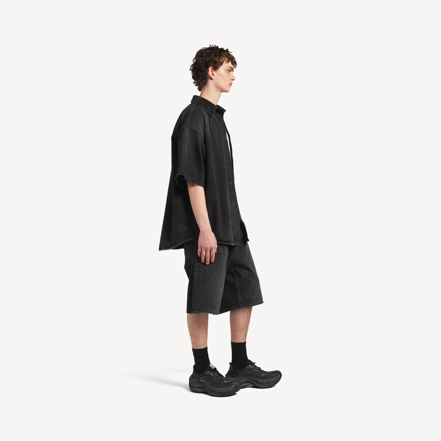 BALENCIAGA Мужская джинсовая рубашка The Door с коротким рукавом гибридного кроя, черная — фото 3