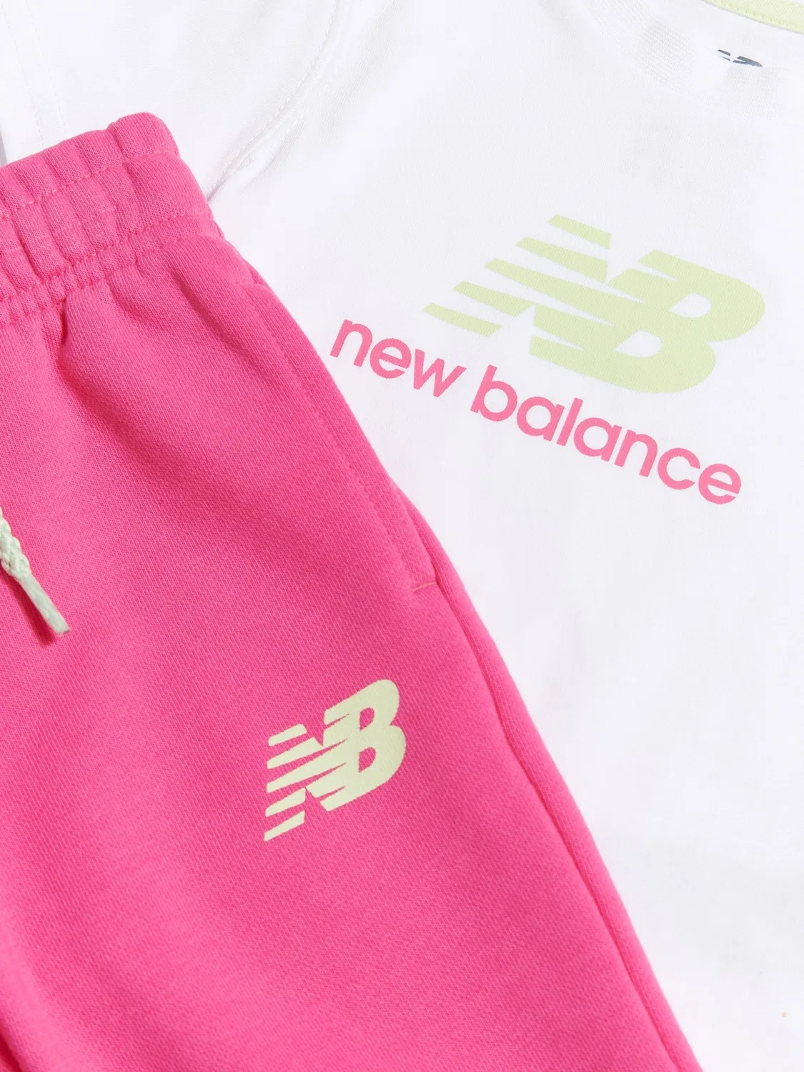 Комплект футболка и джоггеры Stacked Logo New Balance, белый/розовый — фото 4