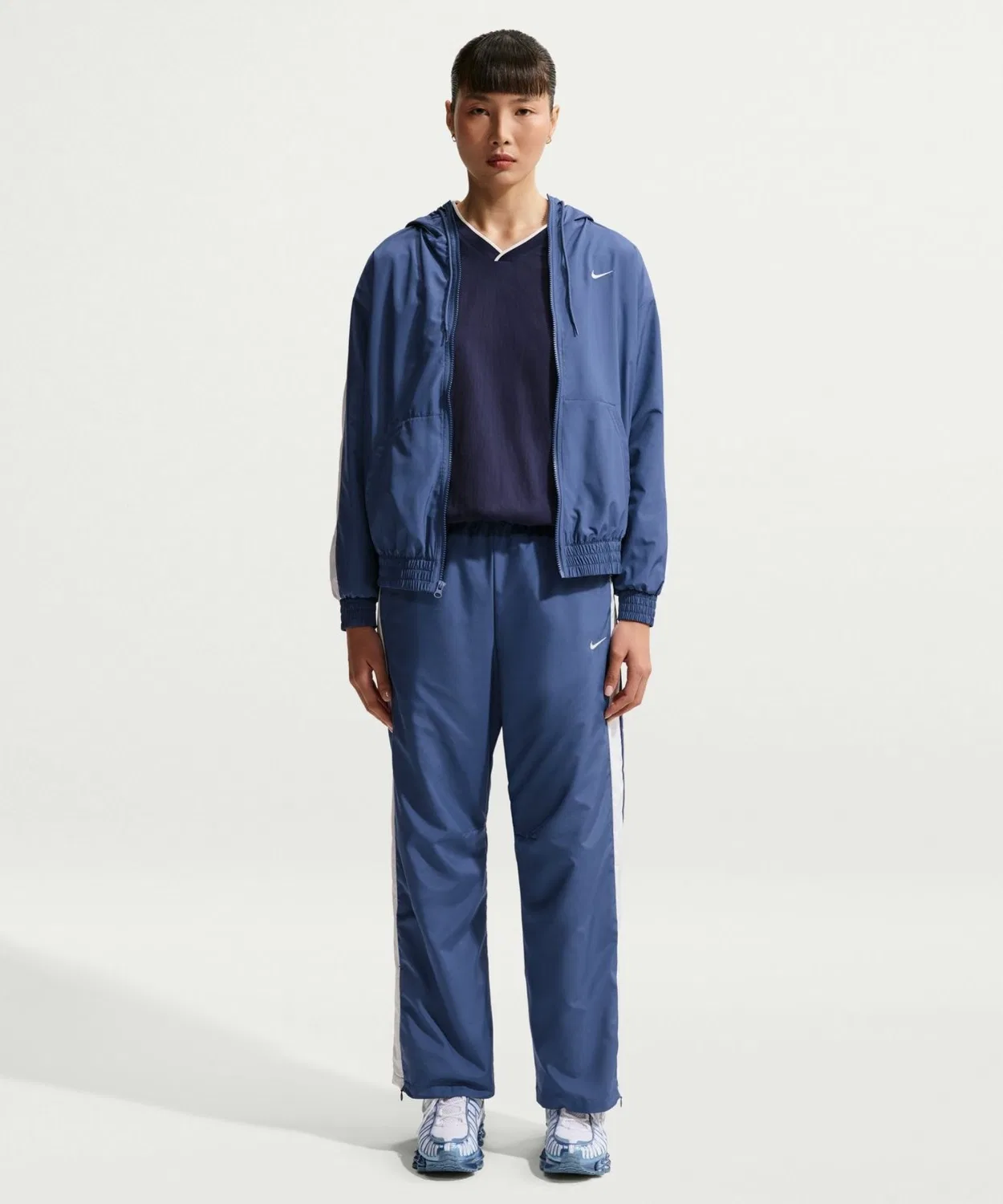 Женская куртка с капюшоном из полиэстера NIKE NSW Essential UV Woven Hooded Jacket, Blue Grey — фото 4