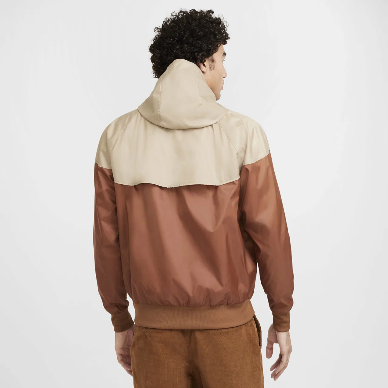 Мужская куртка Windrunner Nike, цвет Sail/Khaki/Light British Tan — фото 2